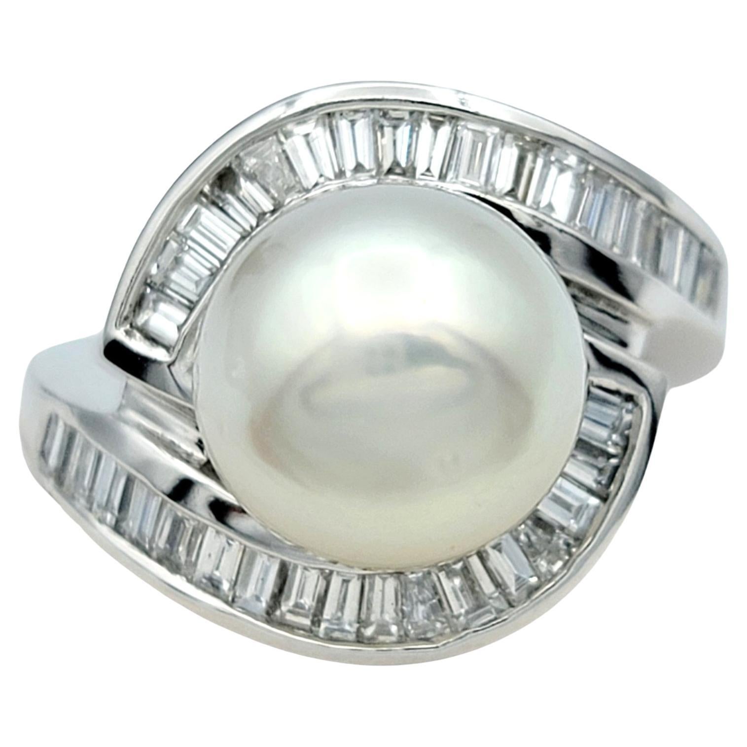 Taille de lla bague : 6

Cette étonnante bague en perles et diamants sertie en or blanc 18 carats est un bijou captivant et élégant qui respire la sophistication et la grâce. En son centre repose une perle Akoya d'un blanc éclatant, réputée pour sa