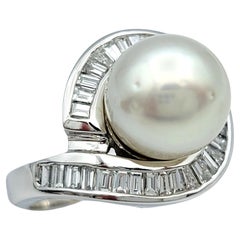 Bague Halo en or blanc 18 carats, perle d' Akoya de culture blanche et diamant baguette