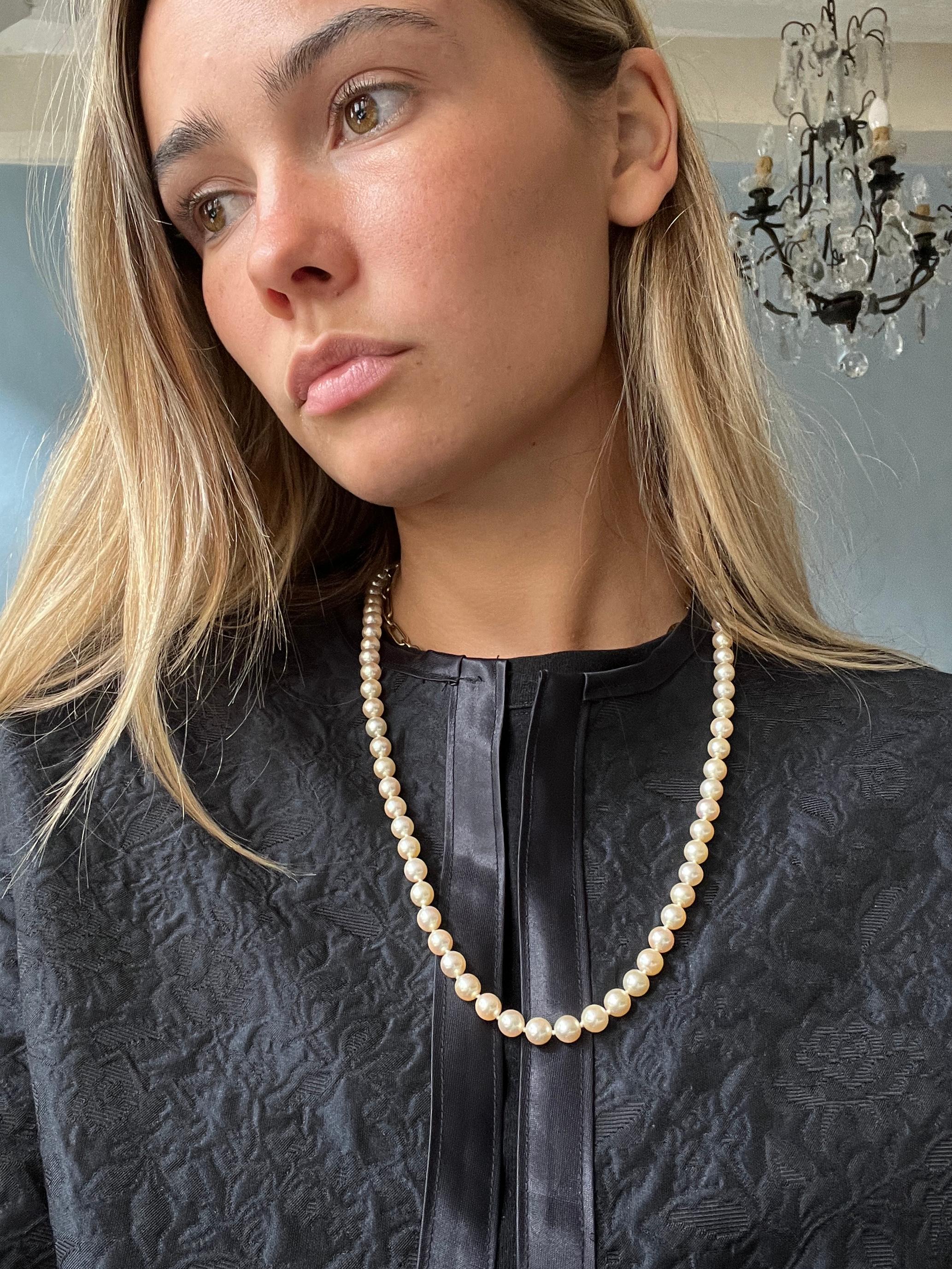 Entdecken Sie die zeitlose Eleganz dieser wunderschönen weißen Zuchtperlenkette. Dieses Collier besteht aus 74 Perlen mit einem Durchmesser von 7,5 mm und zeichnet sich durch die außergewöhnliche Qualität seiner Perlen aus. Jede Perle hat eine