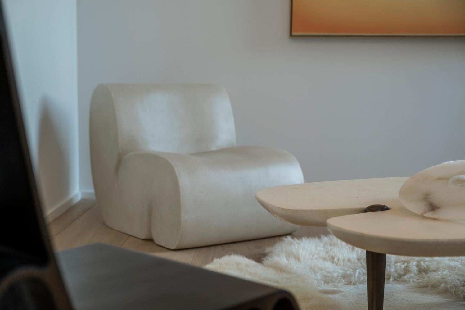 Contemporary Unique Natural Beige Fiberglass Curl Up Lounge Chair by kar en vente 5