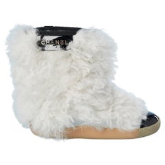White curly furs and black patent leather  with outsole in rubber boots Chanel 