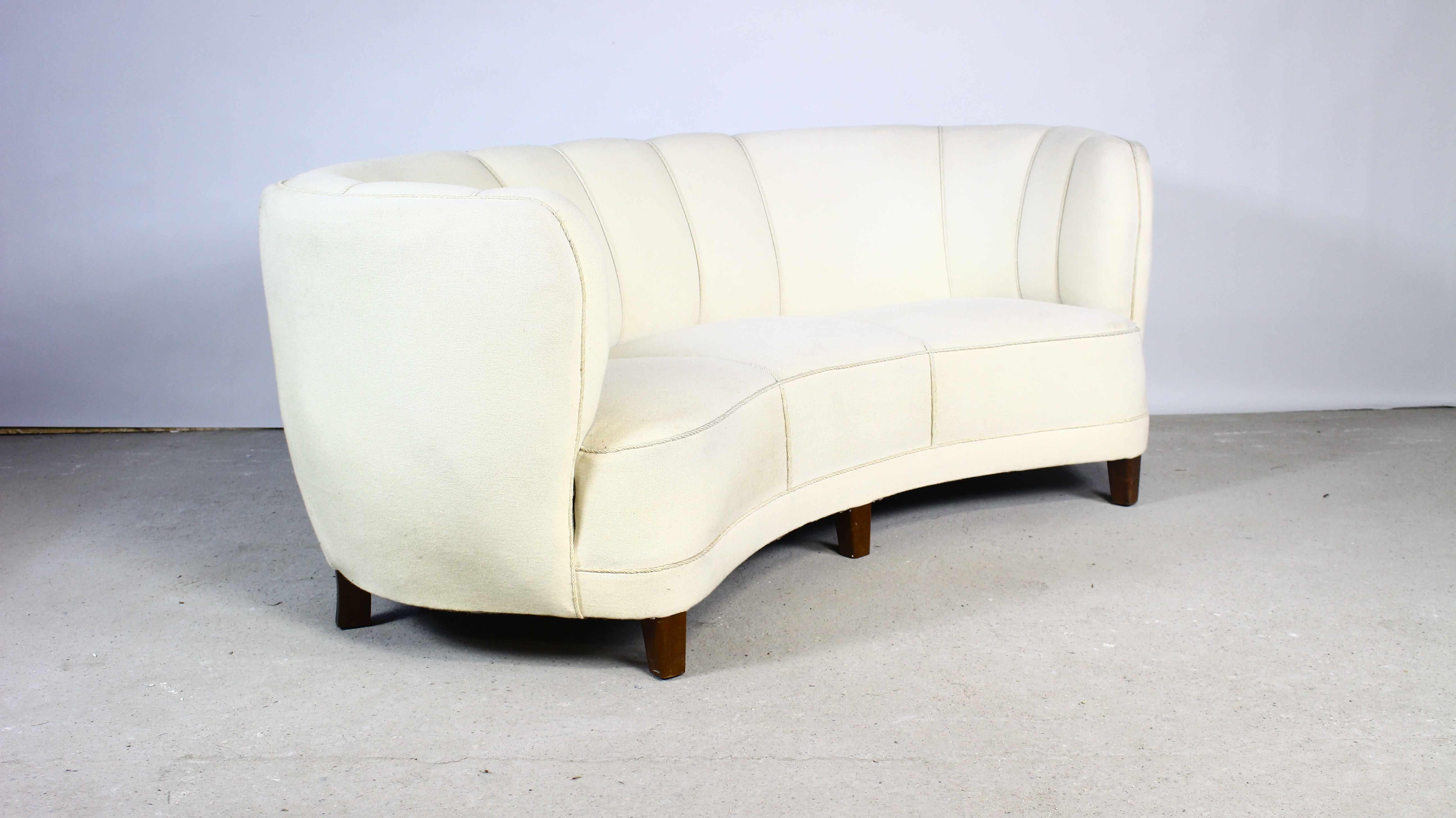 Outstanding Art Deco banana sofa.
Made in Denmark during the 1950s.
Upholstered in white fabric.
Seat with straps and springs.
Stains on the upholstery.