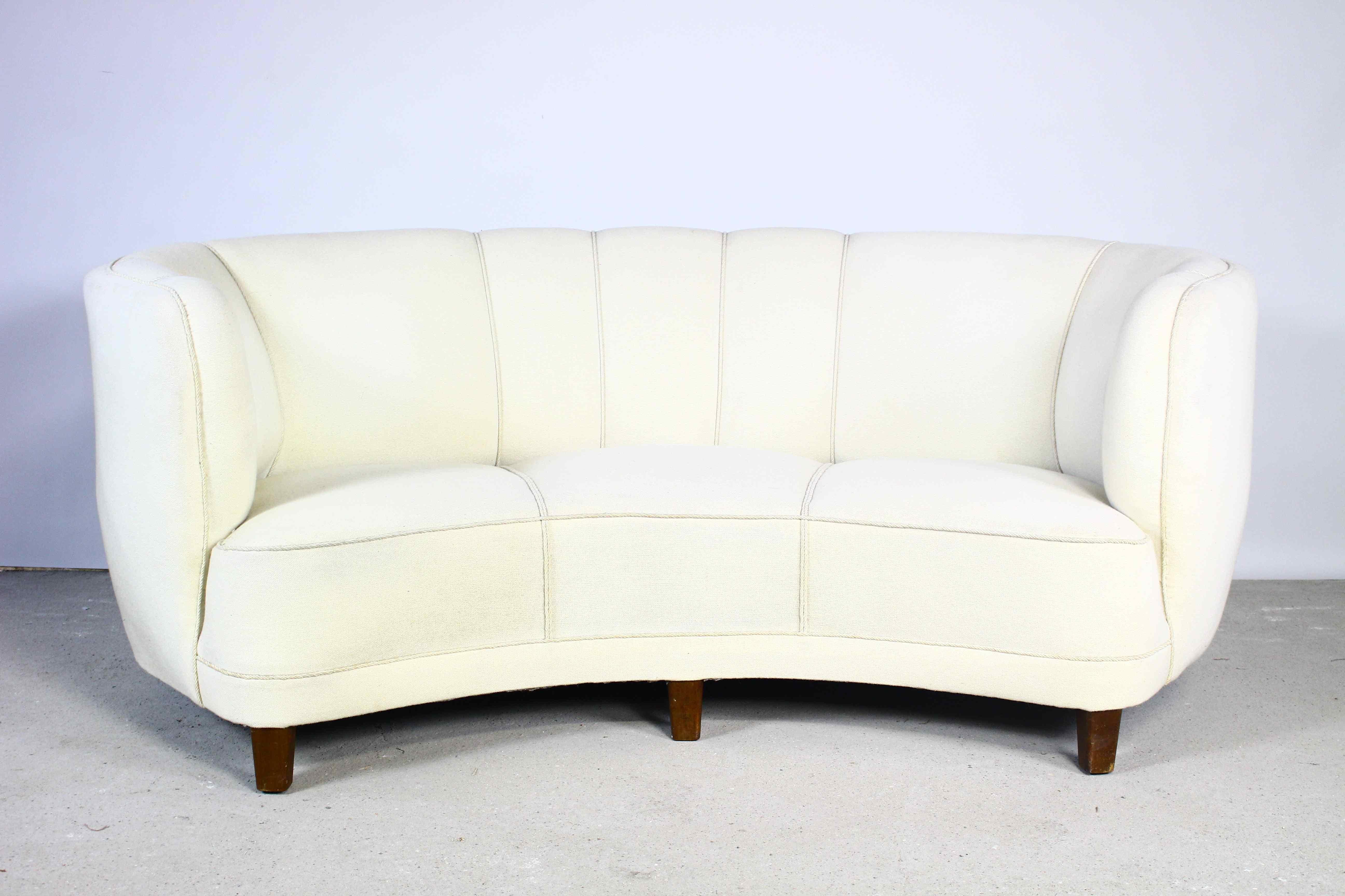 White Curved Banana Sofa, Denmark 1950s In Good Condition For Sale In ŚWINOUJŚCIE, 32