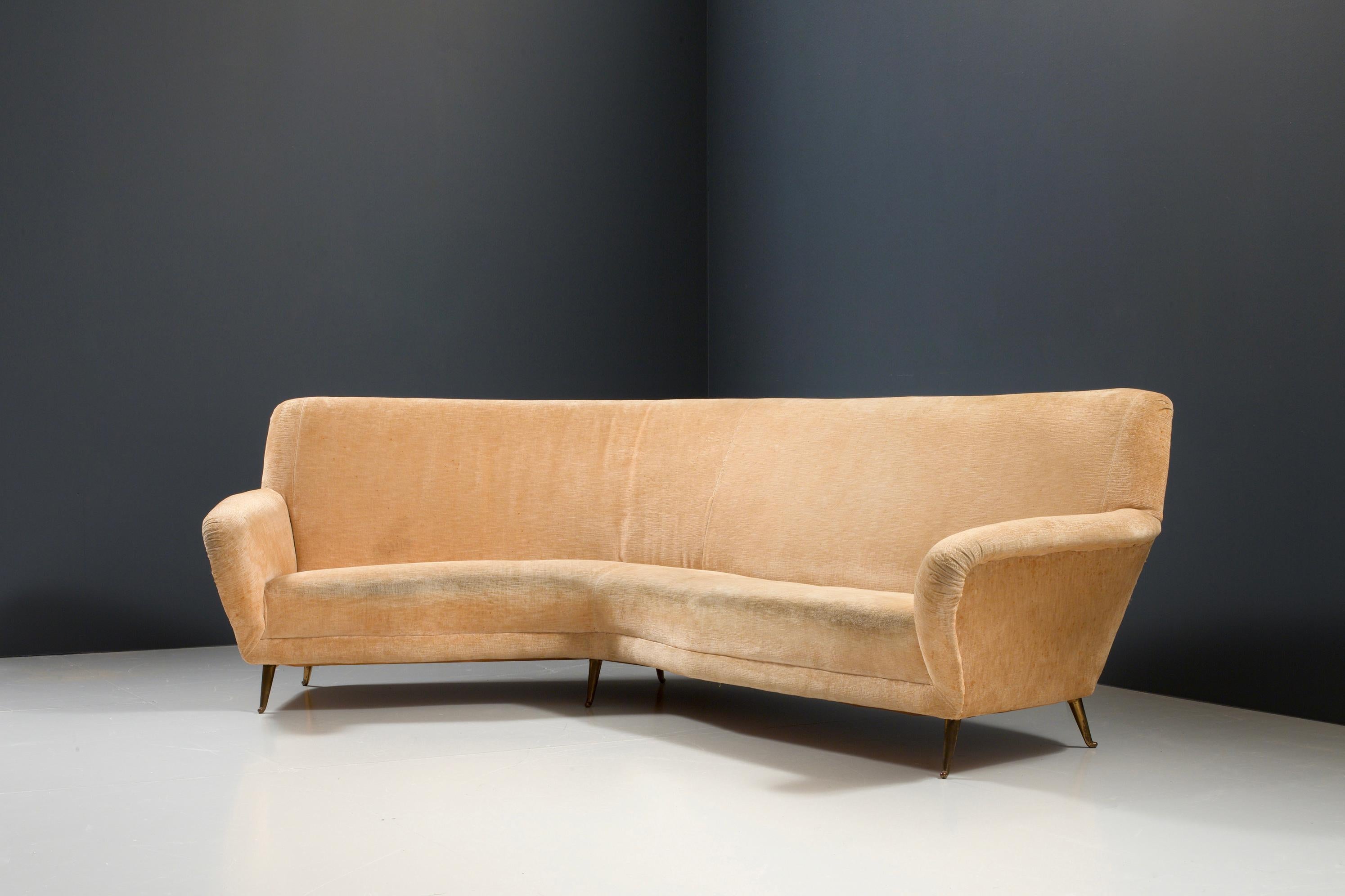 White curved sofa by I.S.A. Bergamo, Italy, 1950s

Soft and inviting shapes in this famous sofa by ISA. Corner sofas are very hard to find so we are happy that we have found one. The sofa rests on the well known brass feet, that I.S.A. used for most