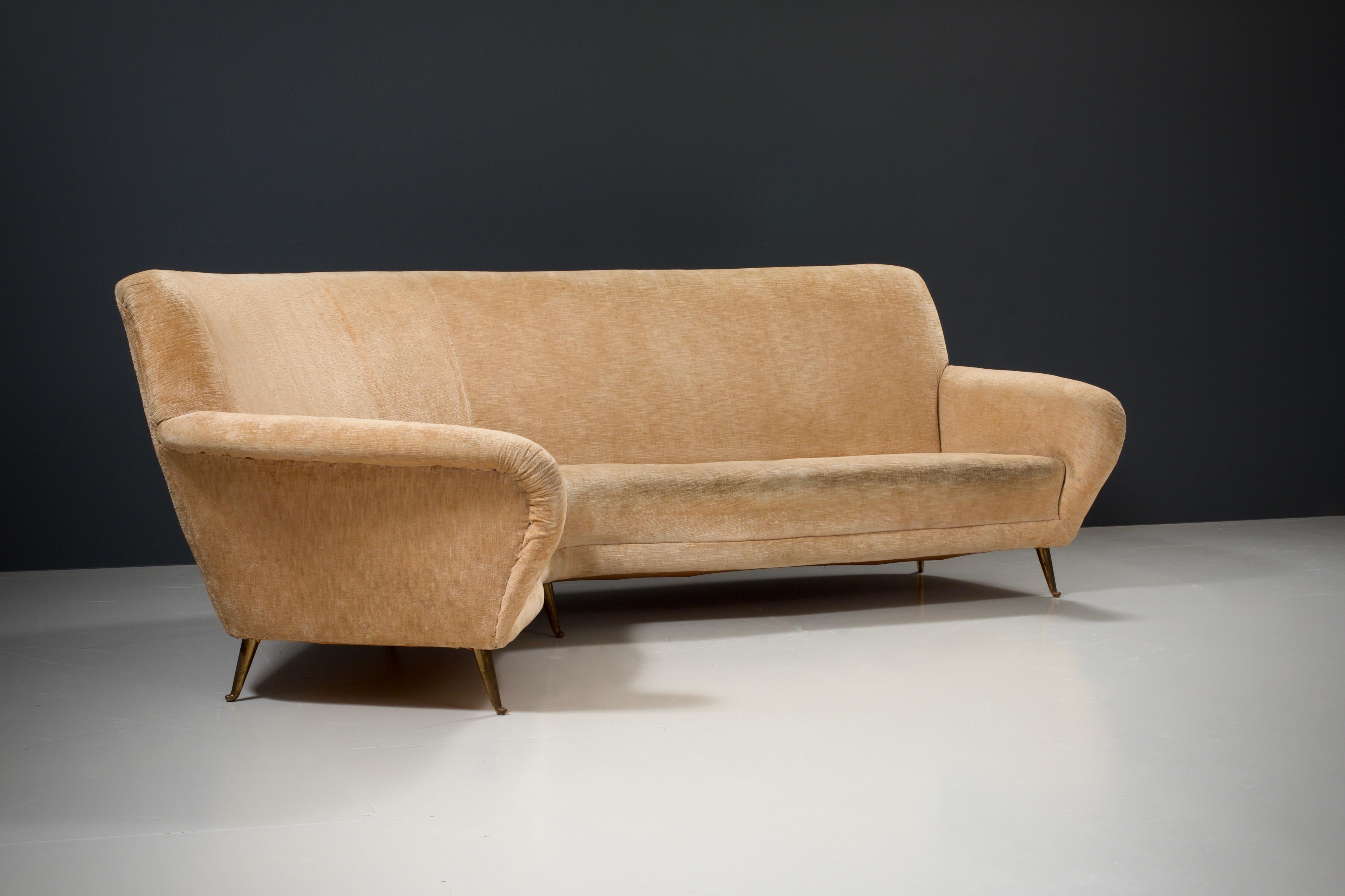 Mid-Century Modern White Curved Sofa by I.S.A. Bergamo, Italy, 1950s For Sale