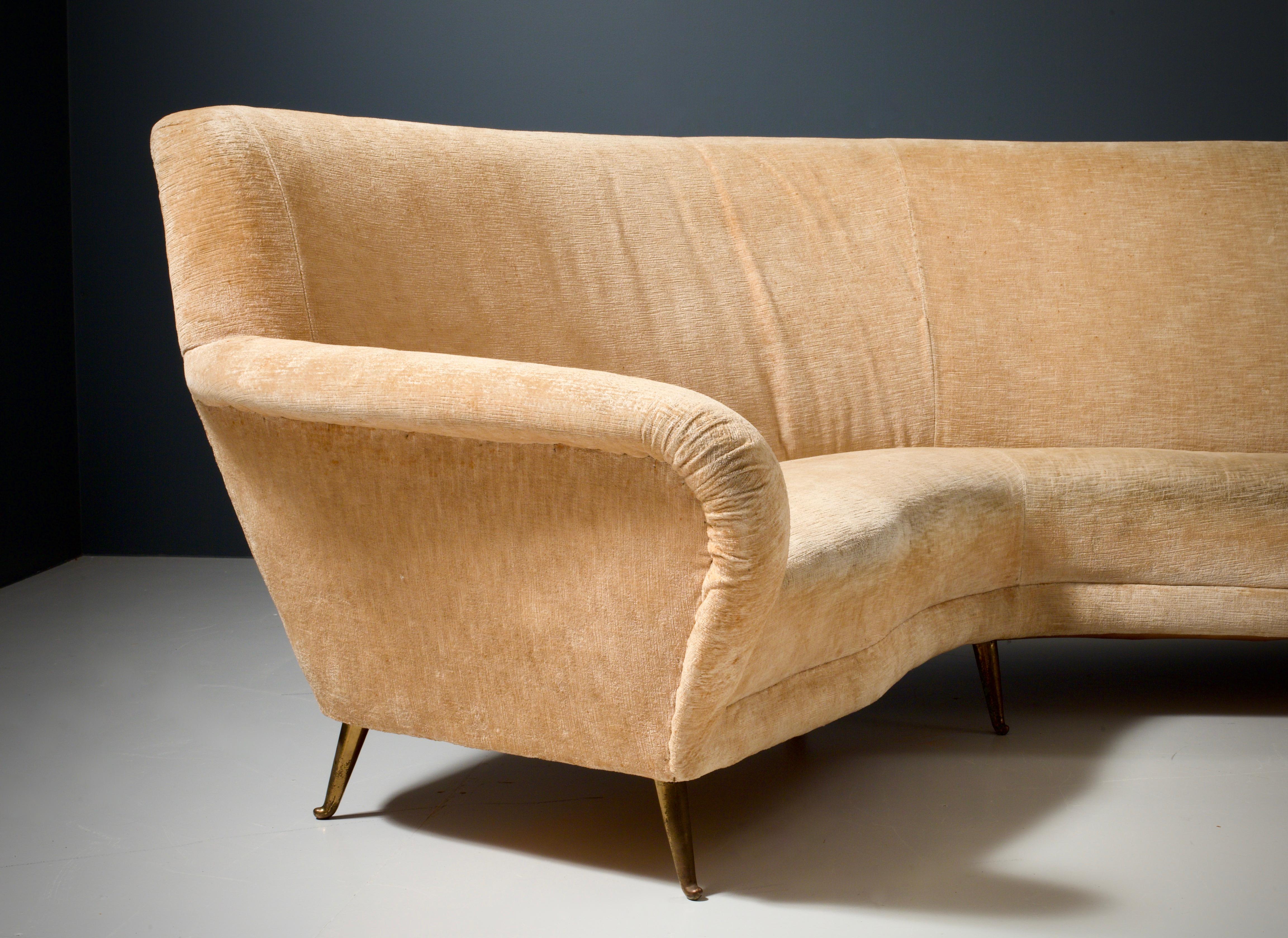 Italian White Curved Sofa by I.S.A. Bergamo, Italy, 1950s For Sale