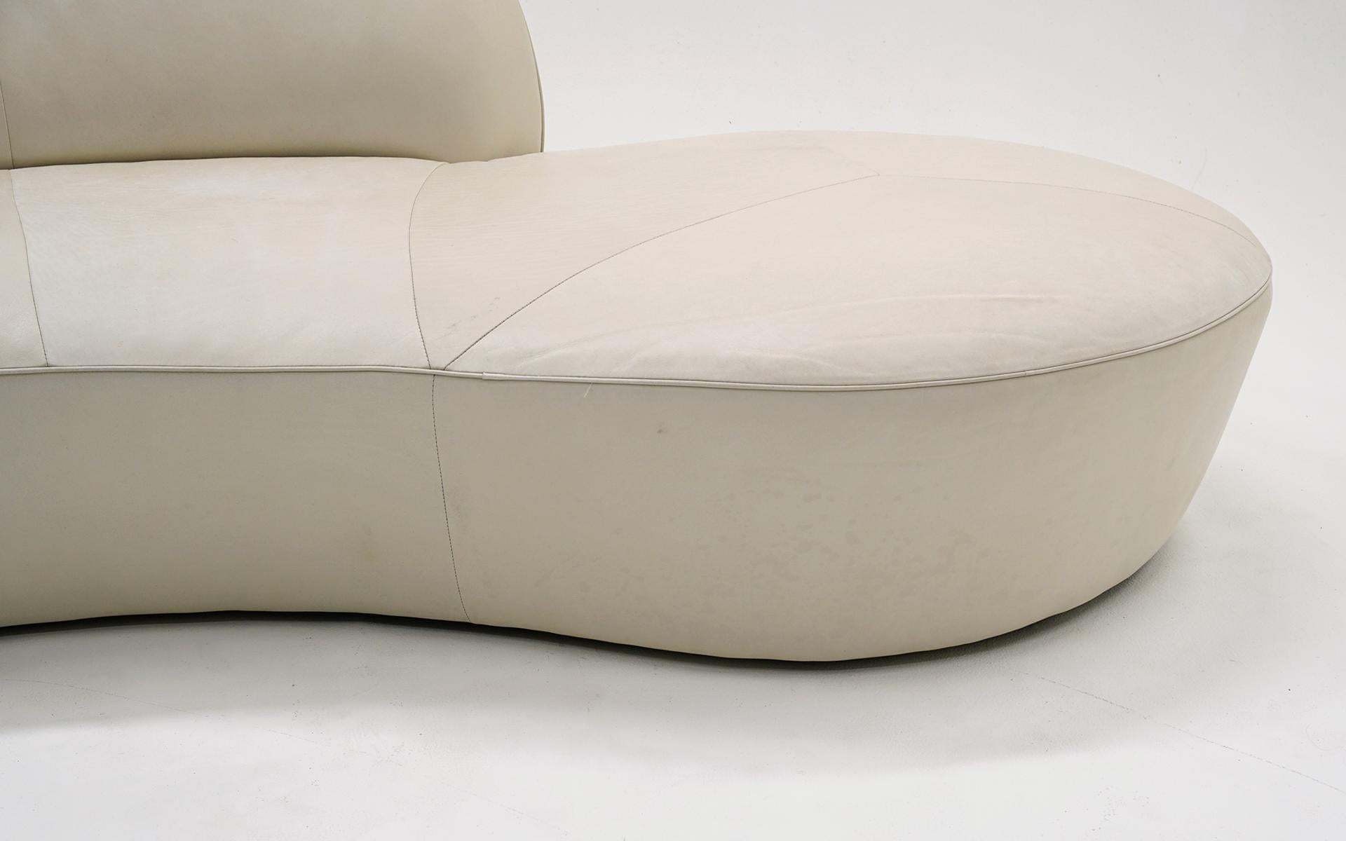 Weißes geschwungenes Zoe Cloud-Sofa in Weiß von Vladimir Kagan für American Leather. Unterschrieben. im Angebot 3