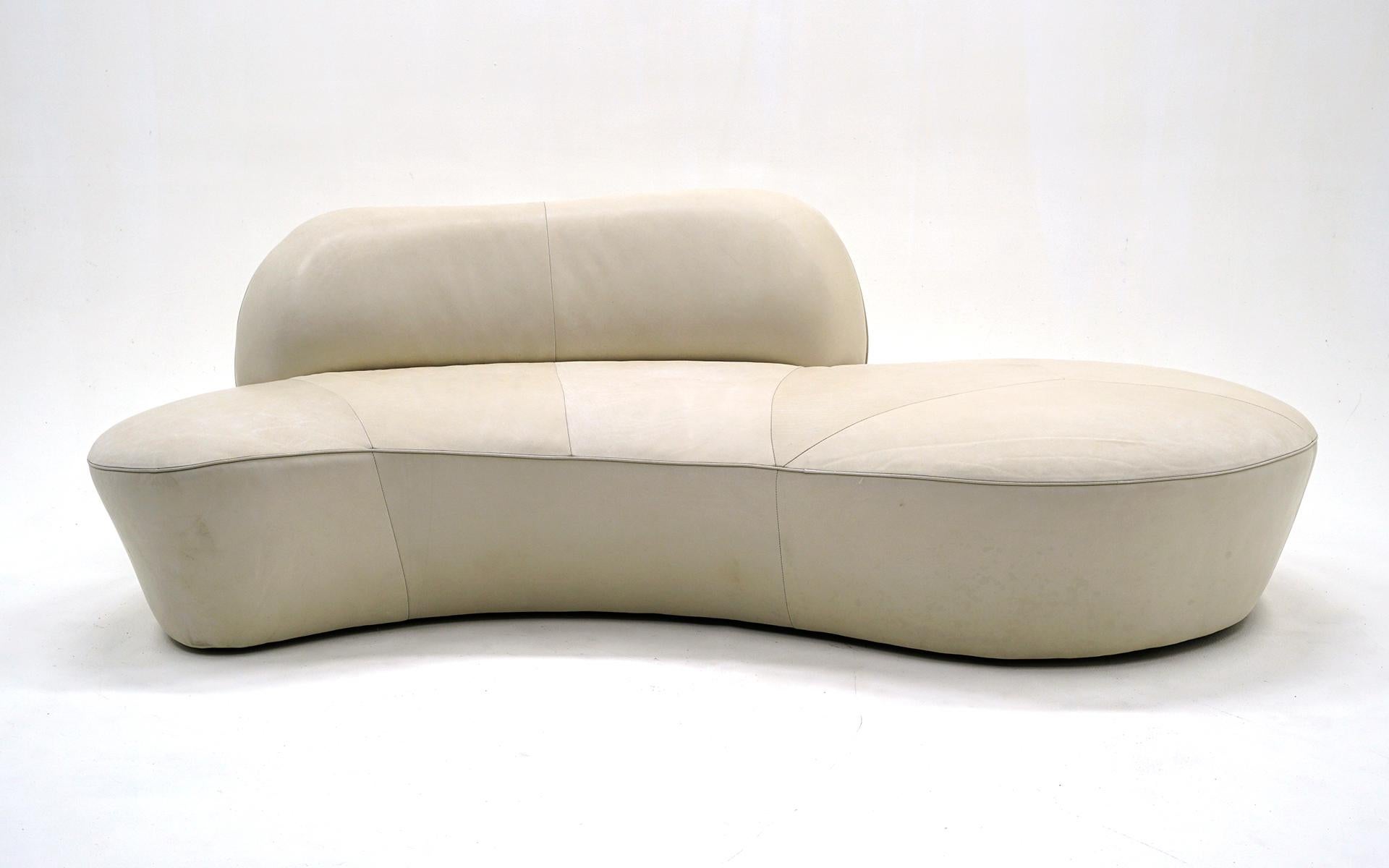 Elfenbeinfarbenes Ledersofa Zoe cloud, entworfen von Vladimir Kagan für American Leather. Diese wurden im Jahr 2009 hergestellt und sind nur wenig benutzt worden. Wir haben versucht, eventuelle Mängel auf den Fotos sichtbar zu machen. Es gibt keine