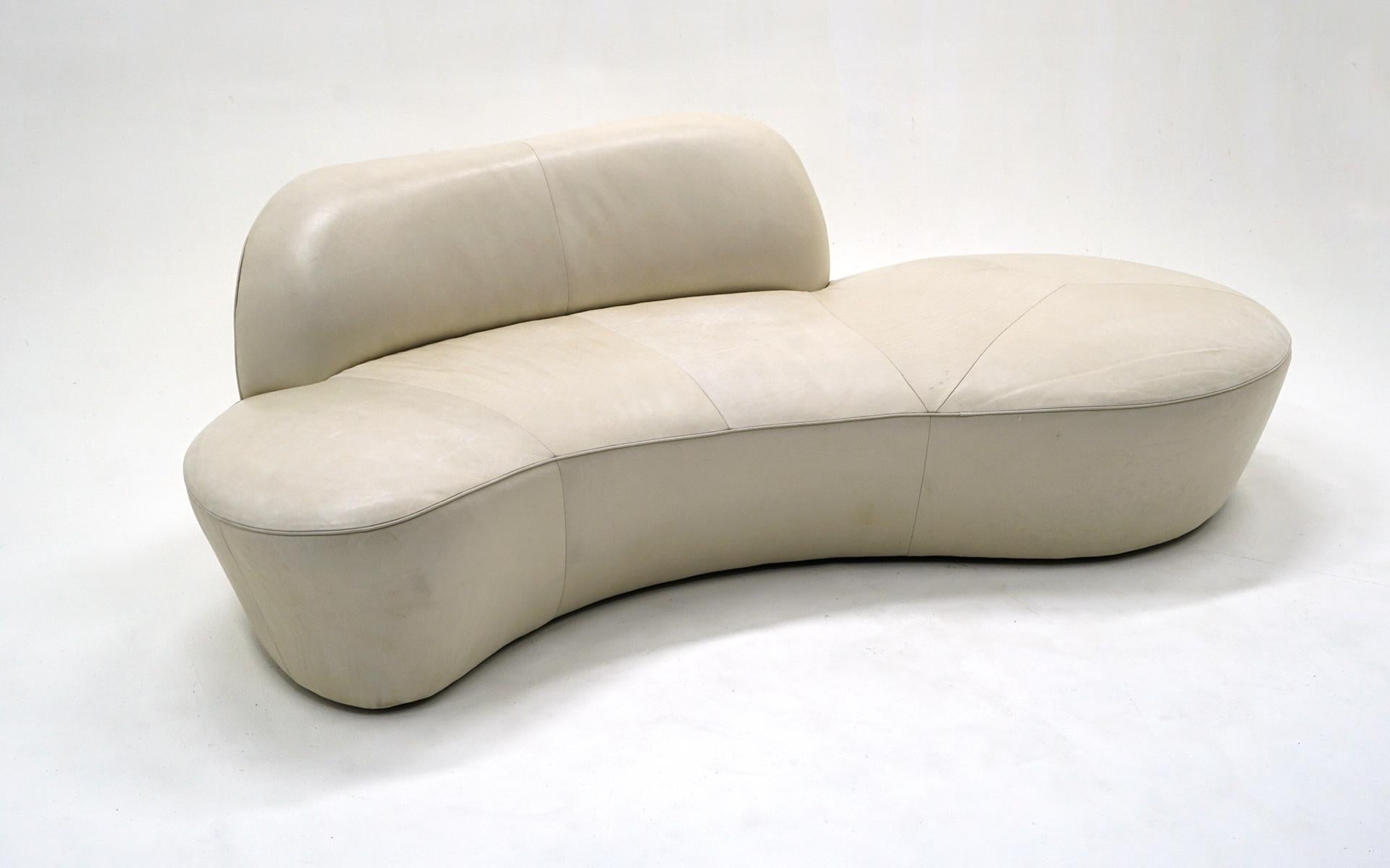Weißes geschwungenes Zoe Cloud-Sofa in Weiß von Vladimir Kagan für American Leather. Unterschrieben. (Moderne der Mitte des Jahrhunderts) im Angebot