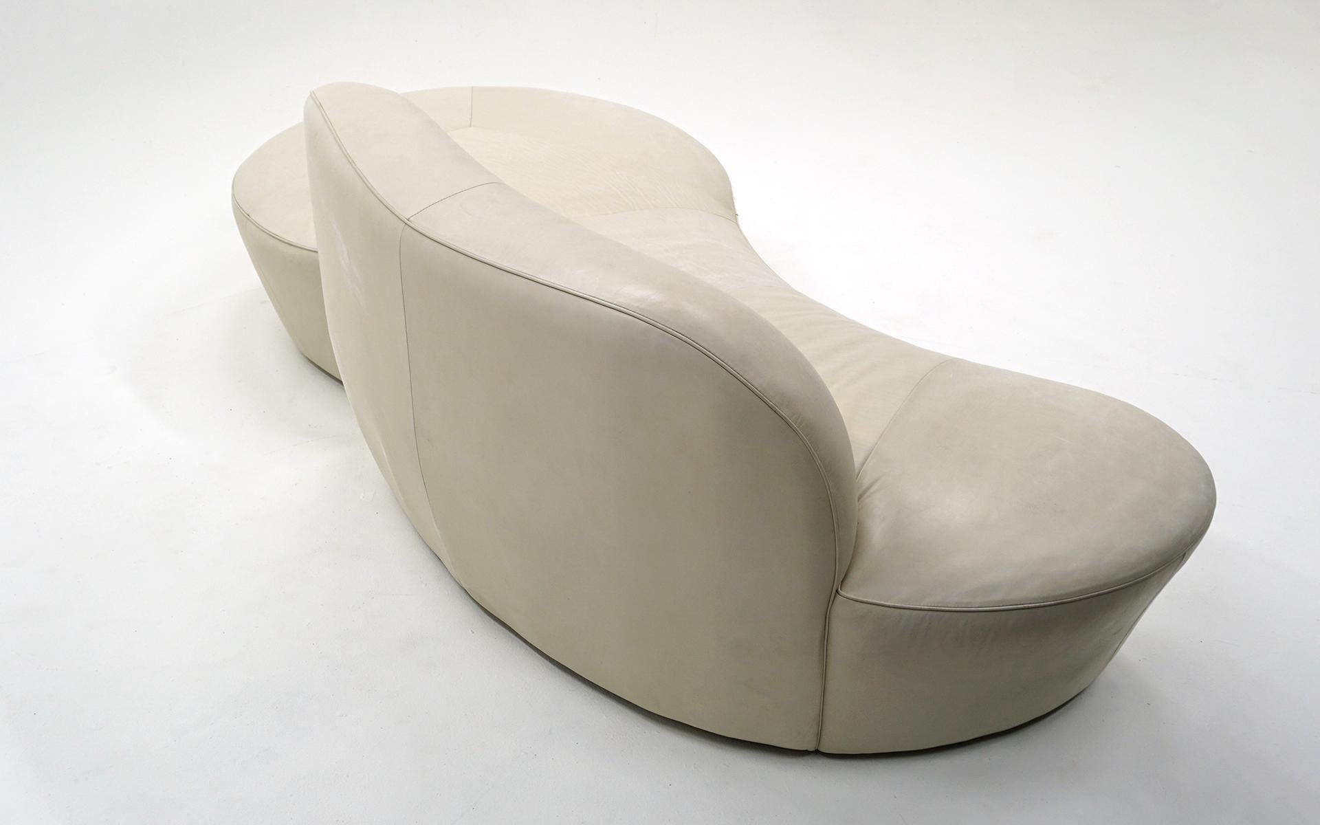 Weißes geschwungenes Zoe Cloud-Sofa in Weiß von Vladimir Kagan für American Leather. Unterschrieben. im Zustand „Gut“ im Angebot in Kansas City, MO