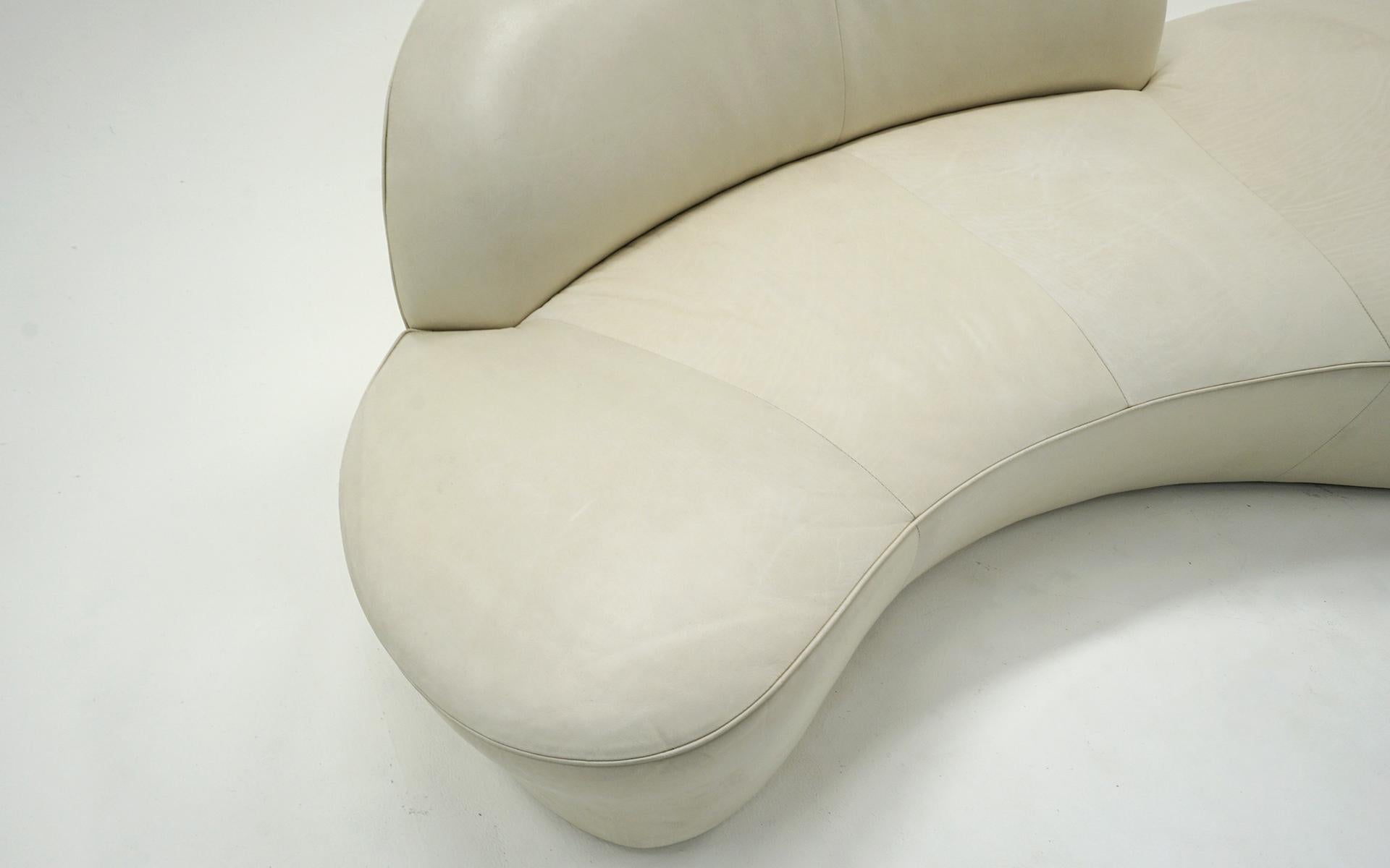 Weißes geschwungenes Zoe Cloud-Sofa in Weiß von Vladimir Kagan für American Leather. Unterschrieben. (Leder) im Angebot