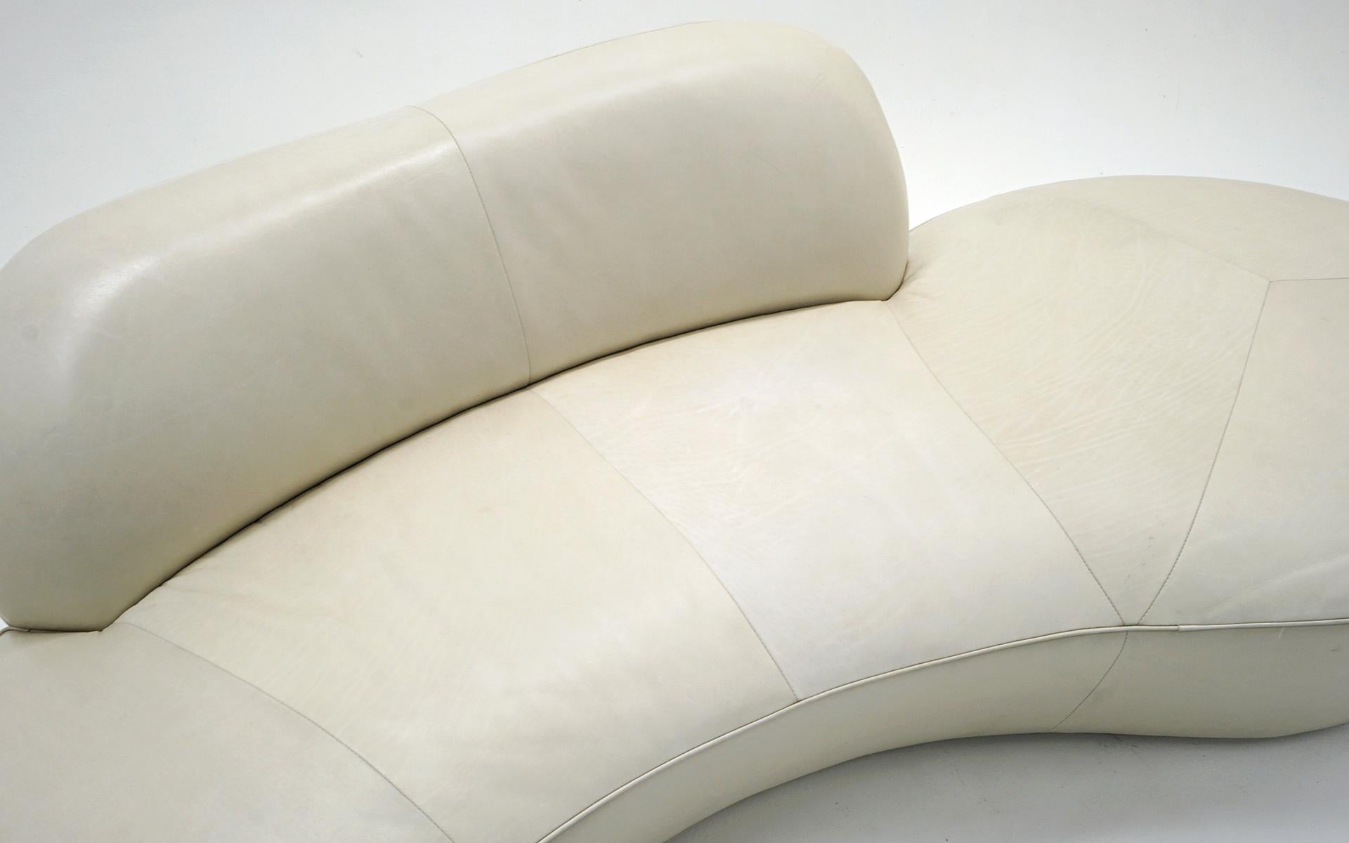 Weißes geschwungenes Zoe Cloud-Sofa in Weiß von Vladimir Kagan für American Leather. Unterschrieben. im Angebot 1