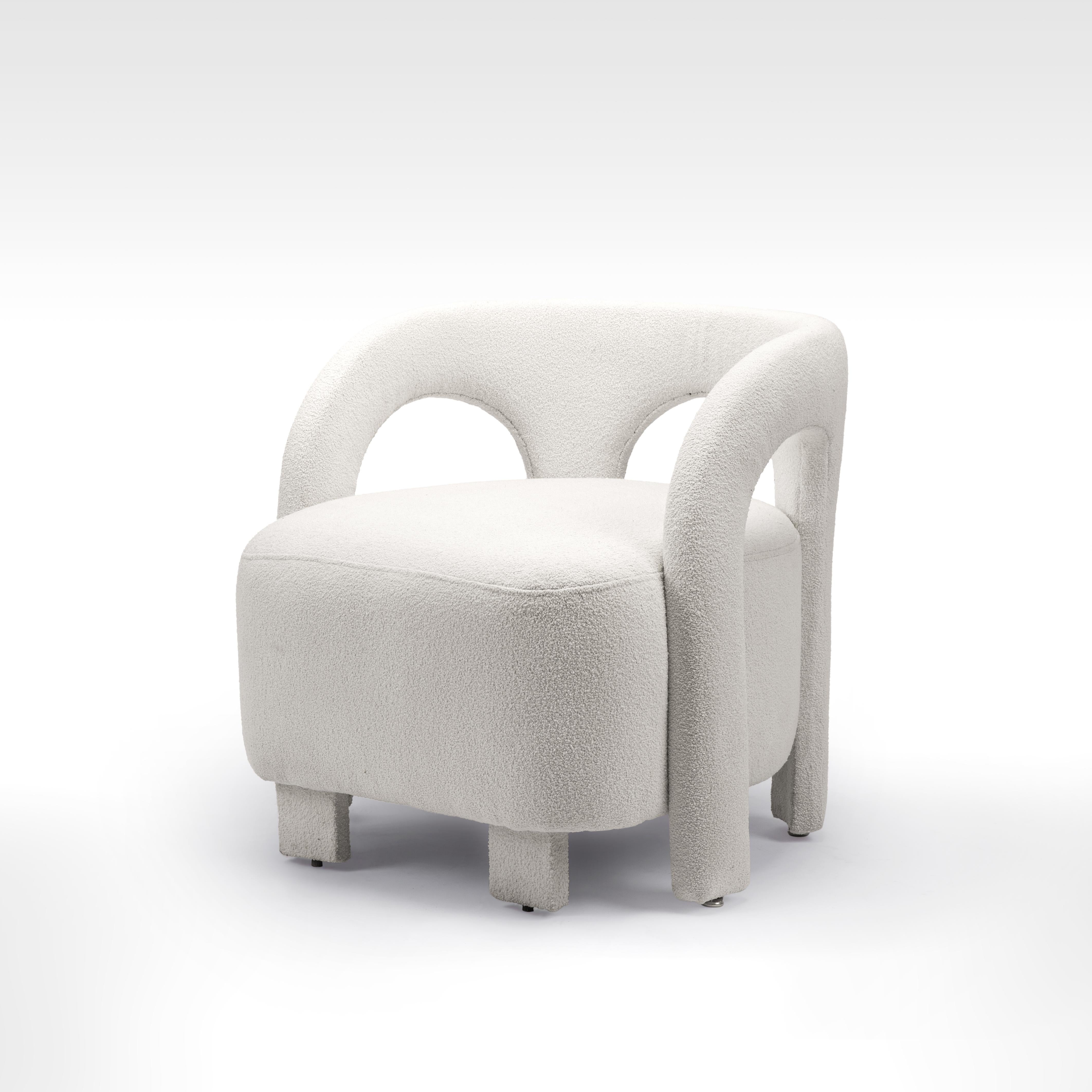 Weißer gebogener gepolsterter Sessel, inspiriert von der ägyptischen nubischen Architektur (Moderne) im Angebot