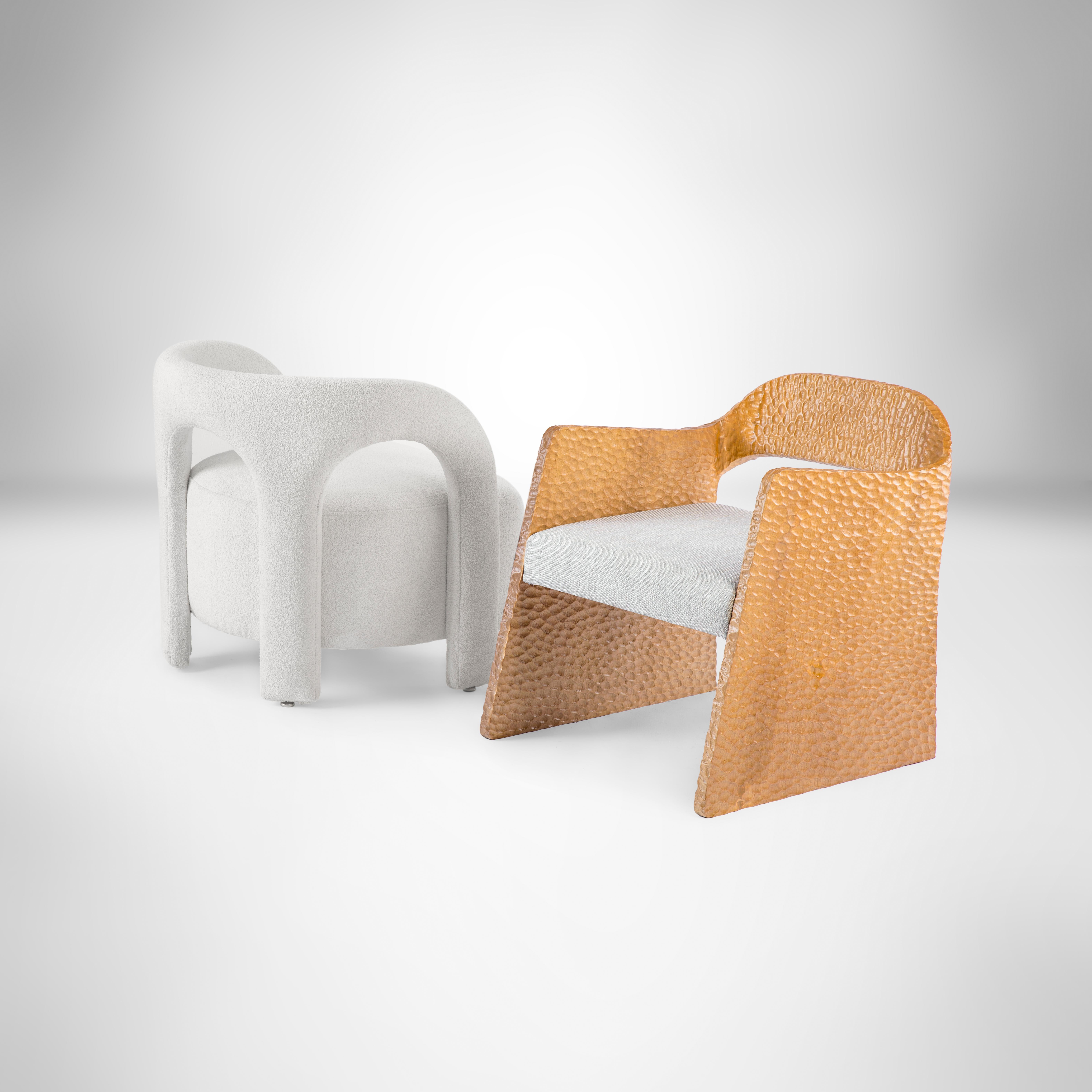 Weißer gebogener gepolsterter Sessel, inspiriert von der ägyptischen nubischen Architektur im Angebot 2