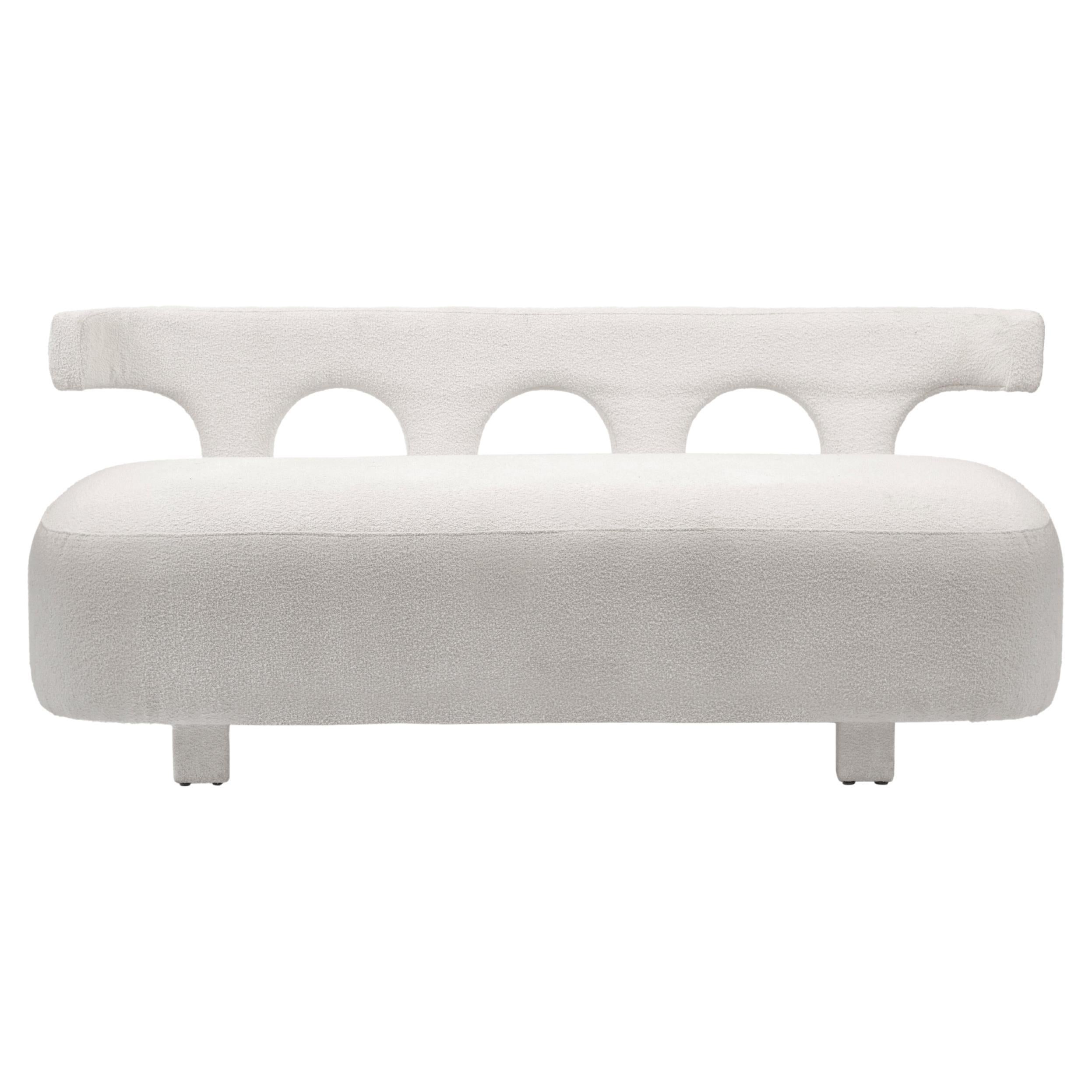 Canapé blanc recouvert d'un tissu courbé inspiré de l'architecture égyptienne