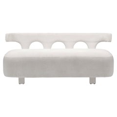 Canapé blanc recouvert d'un tissu courbé inspiré de l'architecture égyptienne
