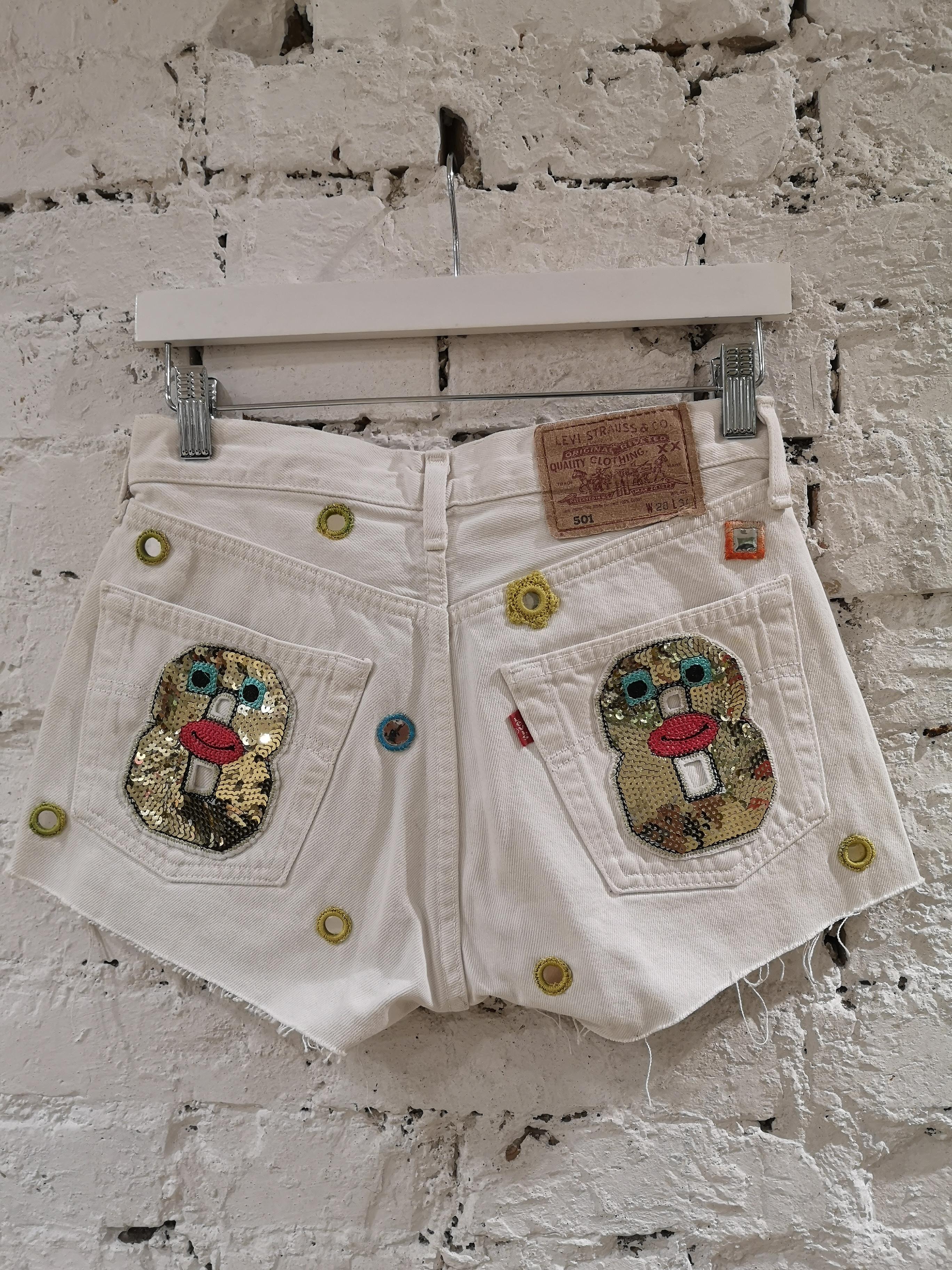 White customised SOAB shorts
vintage shorts recycled and customised totally handmade embellished with paiettes and patterns all over
composition: cotton
measurements: Waist 70 cm total lenght 27cm size marked 34 denim size