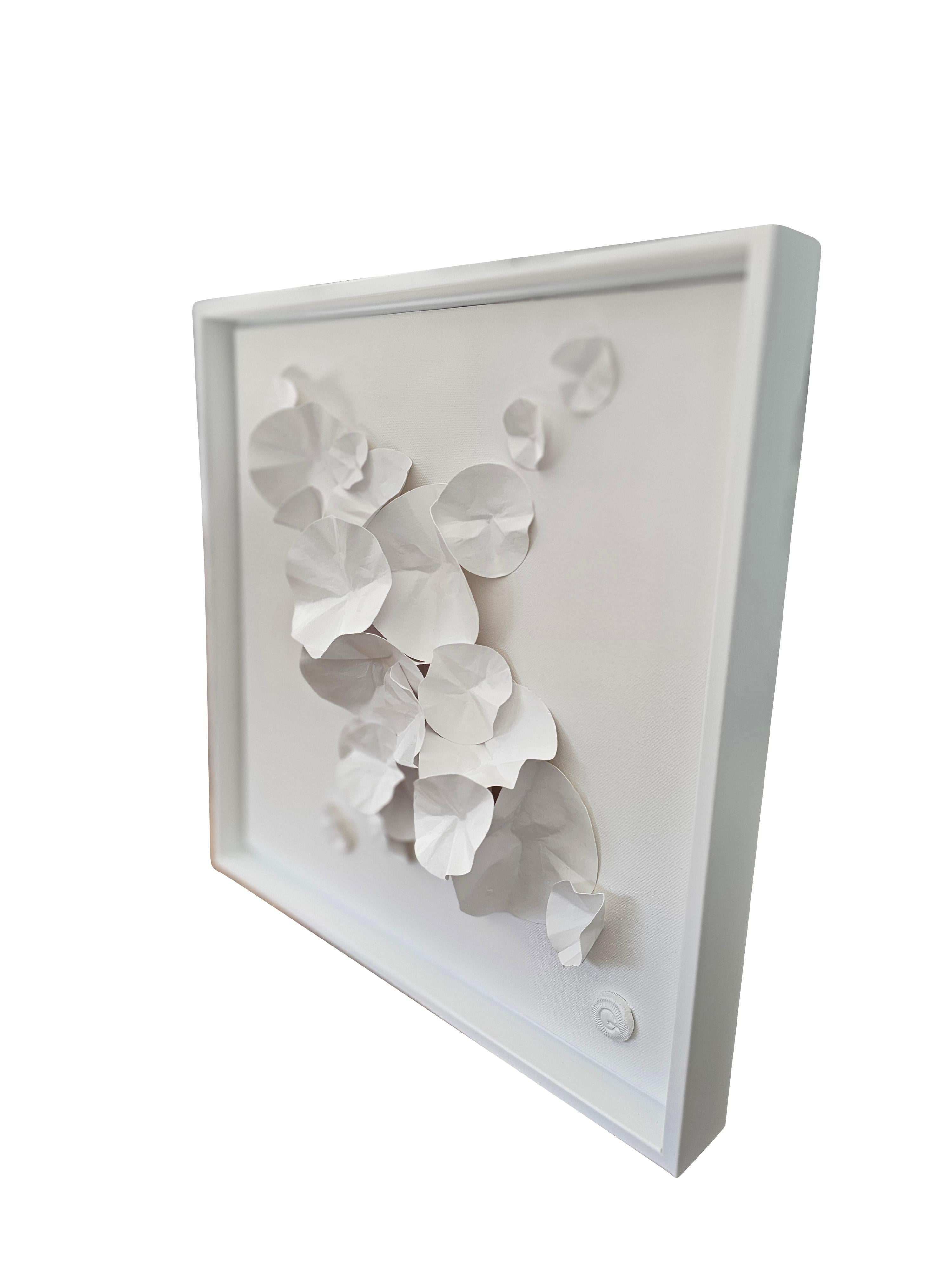 Escultura de papel recortado a mano enmarcada de la artista francesa contemporánea Veronique Guillou.
El papel se corta, se pinta y se rocía para que quede en una forma abstracta tridimensional.
Marco de madera blanca.
