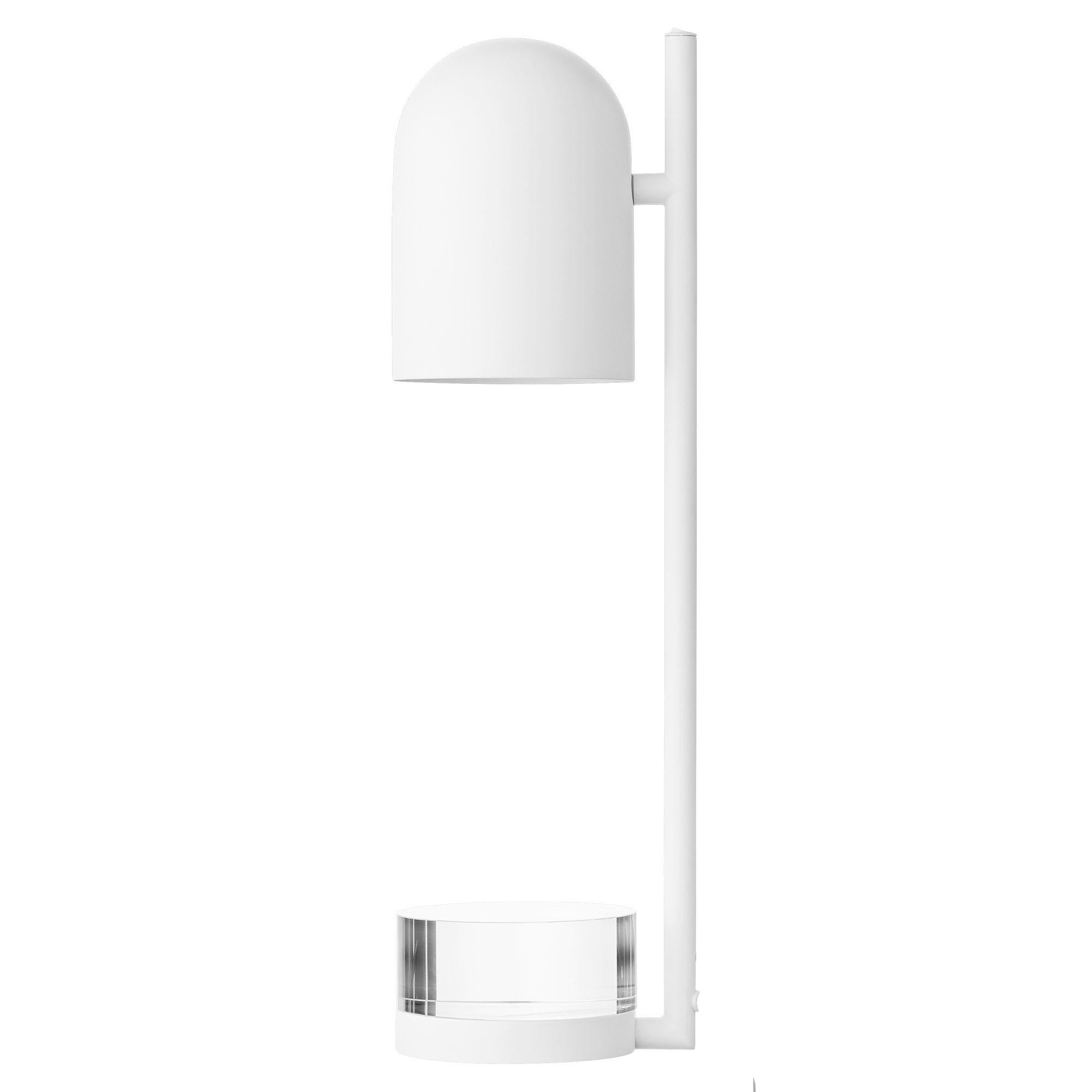 Lampe à poser Cylindre blanc
Dimensions : Diamètre 12 x H 50 cm 
MATERIAL : Verre, Fer w. Placage de laiton et revêtement par poudre.
Détails : Pour toutes les lampes, la source lumineuse recommandée est E27 max 25W&220/240 voltage. Nous