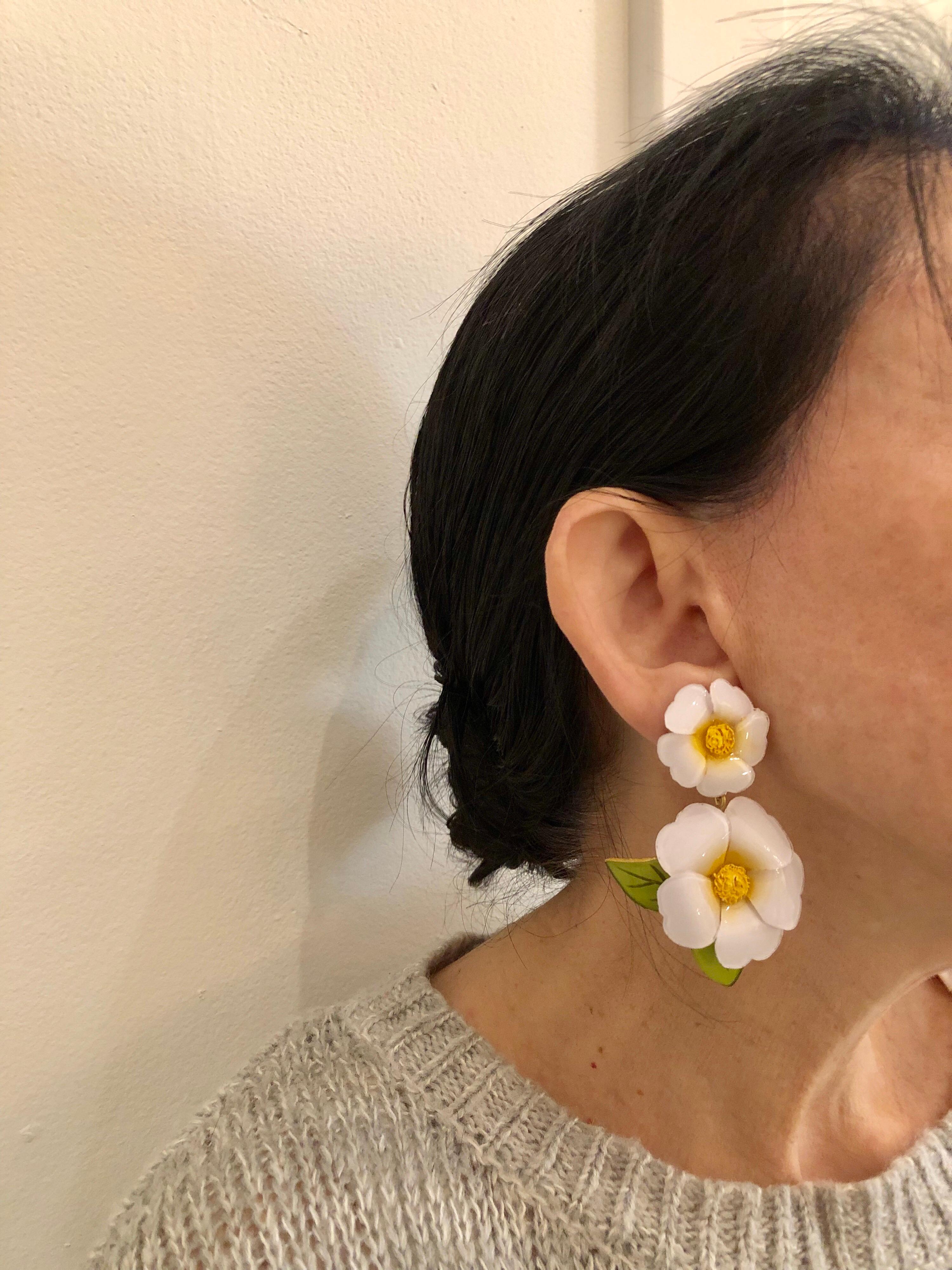 Contemporary Artisan White Daisy Flower Statement Earrings  In Excellent Condition In Palm Springs, CA