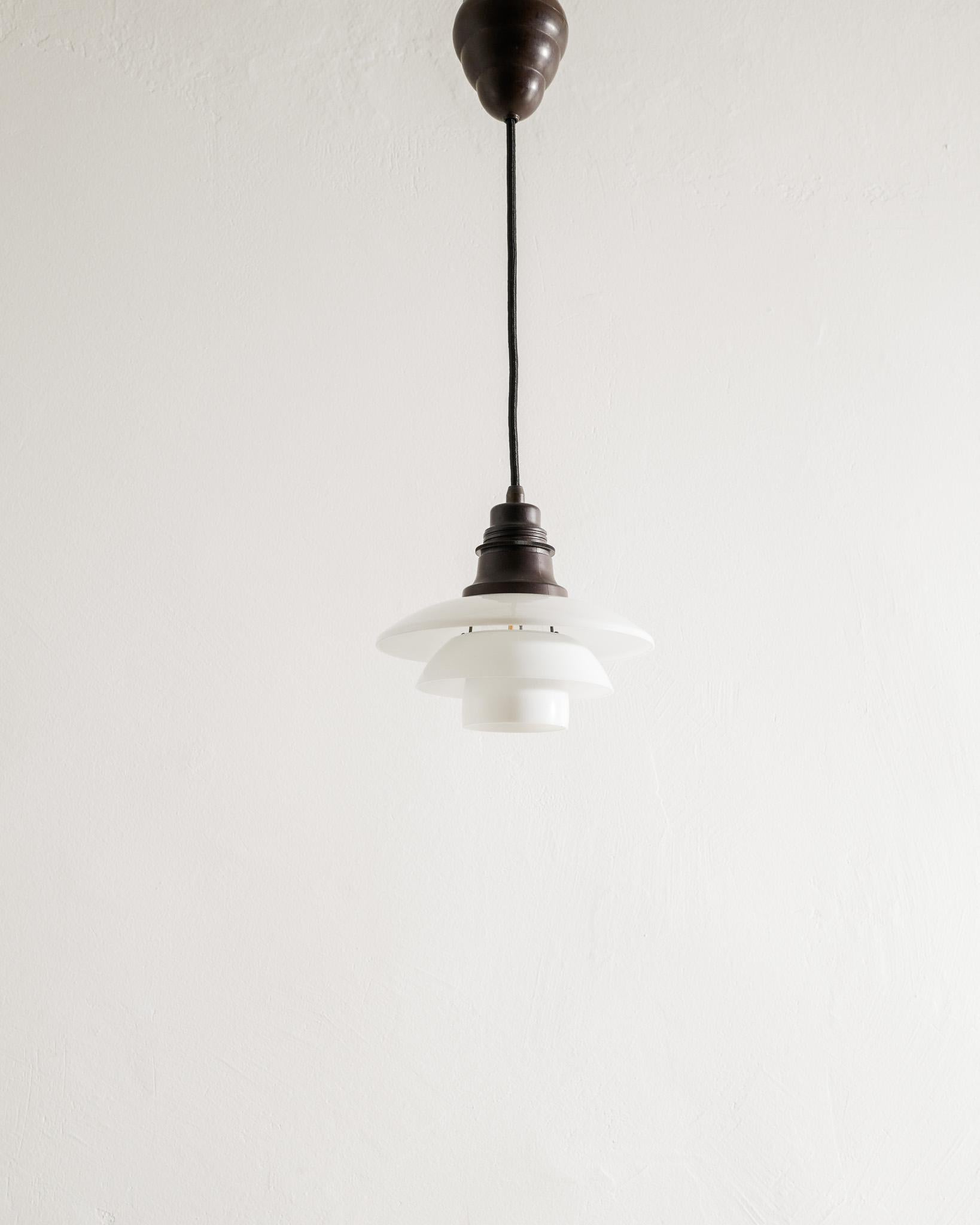 Scandinavo moderno Ciondolo danese bianco di metà secolo 