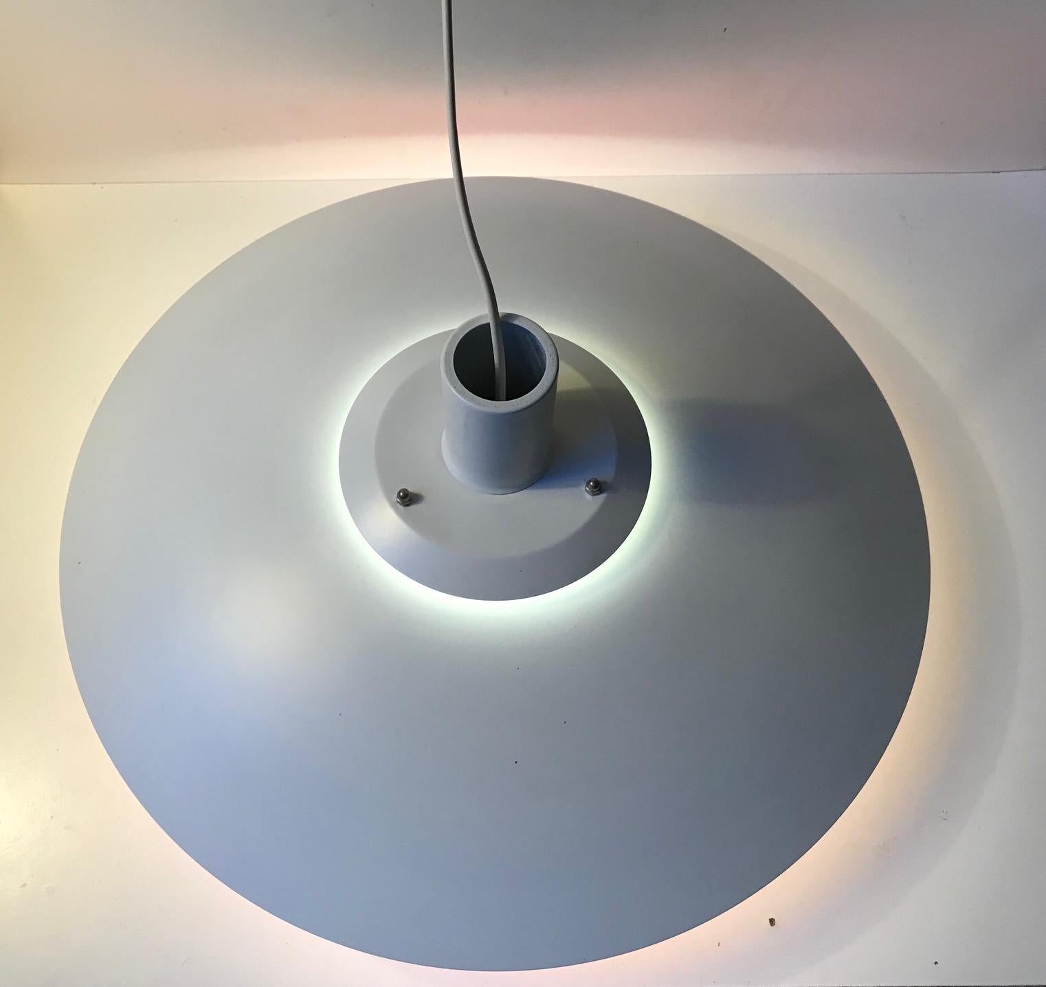 Fine XX secolo Lampada da soffitto minimalista danese bianca di Lyskær, anni '70 in vendita