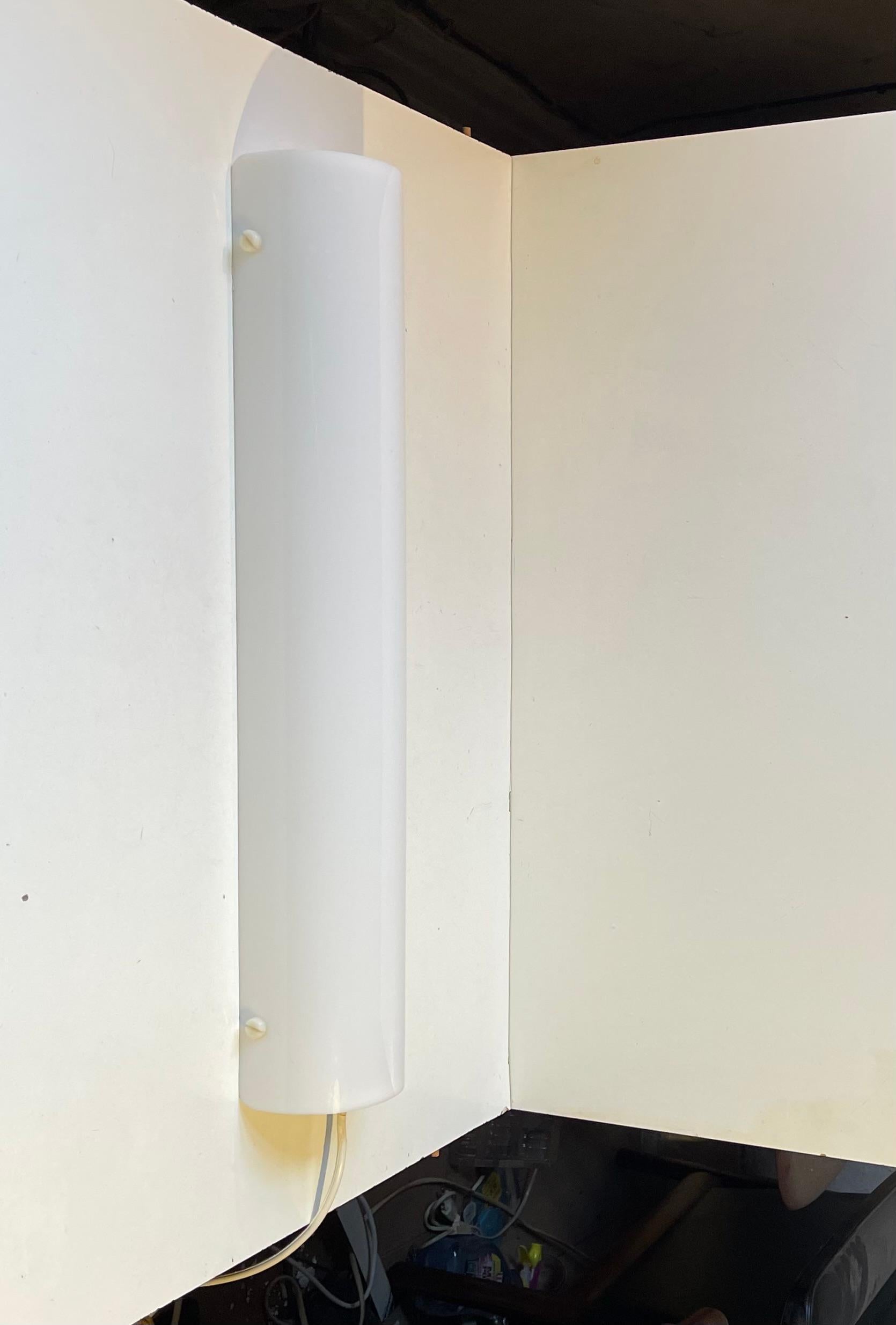 Weiße dänische minimalistische lange Wandleuchte für das Badezimmer von Friis & Moltke für Lampas im Angebot 4