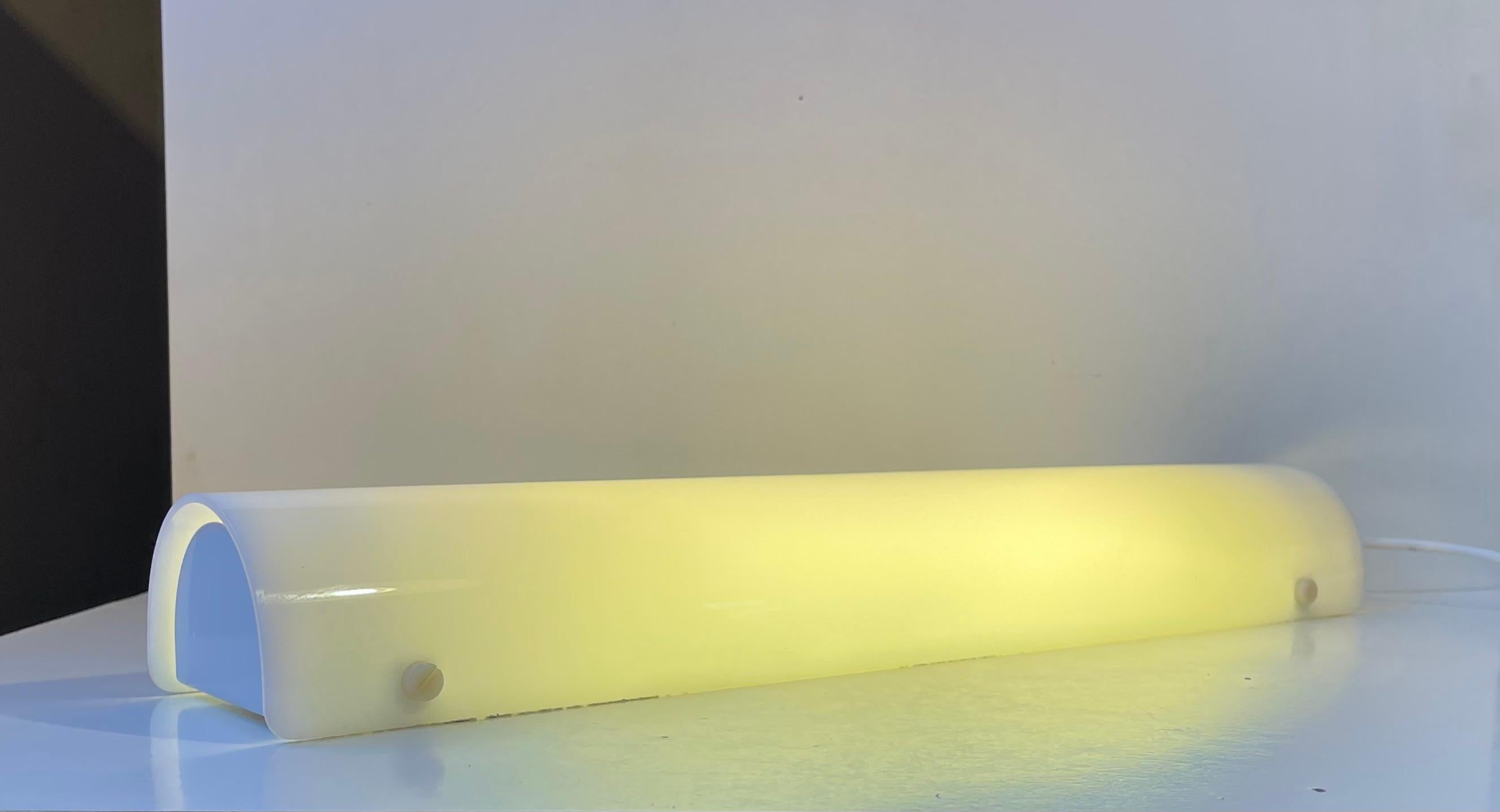 Weiße dänische minimalistische lange Wandleuchte für das Badezimmer von Friis & Moltke für Lampas (Dänisch) im Angebot