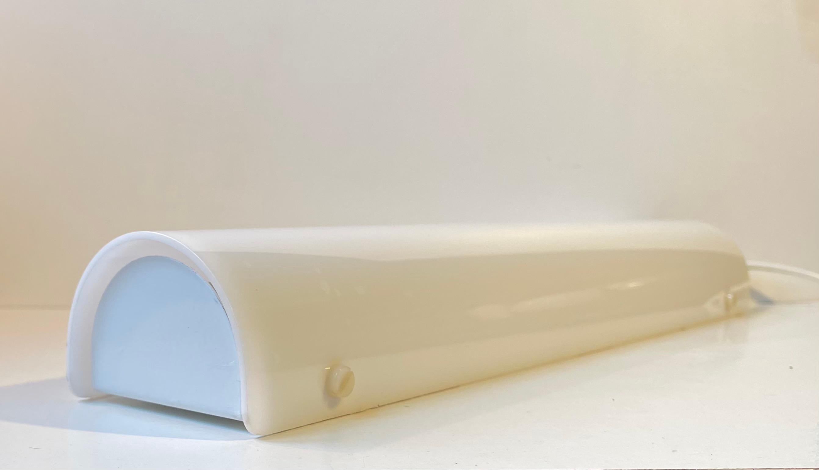 Weiße dänische minimalistische lange Wandleuchte für das Badezimmer von Friis & Moltke für Lampas im Zustand „Gut“ im Angebot in Esbjerg, DK