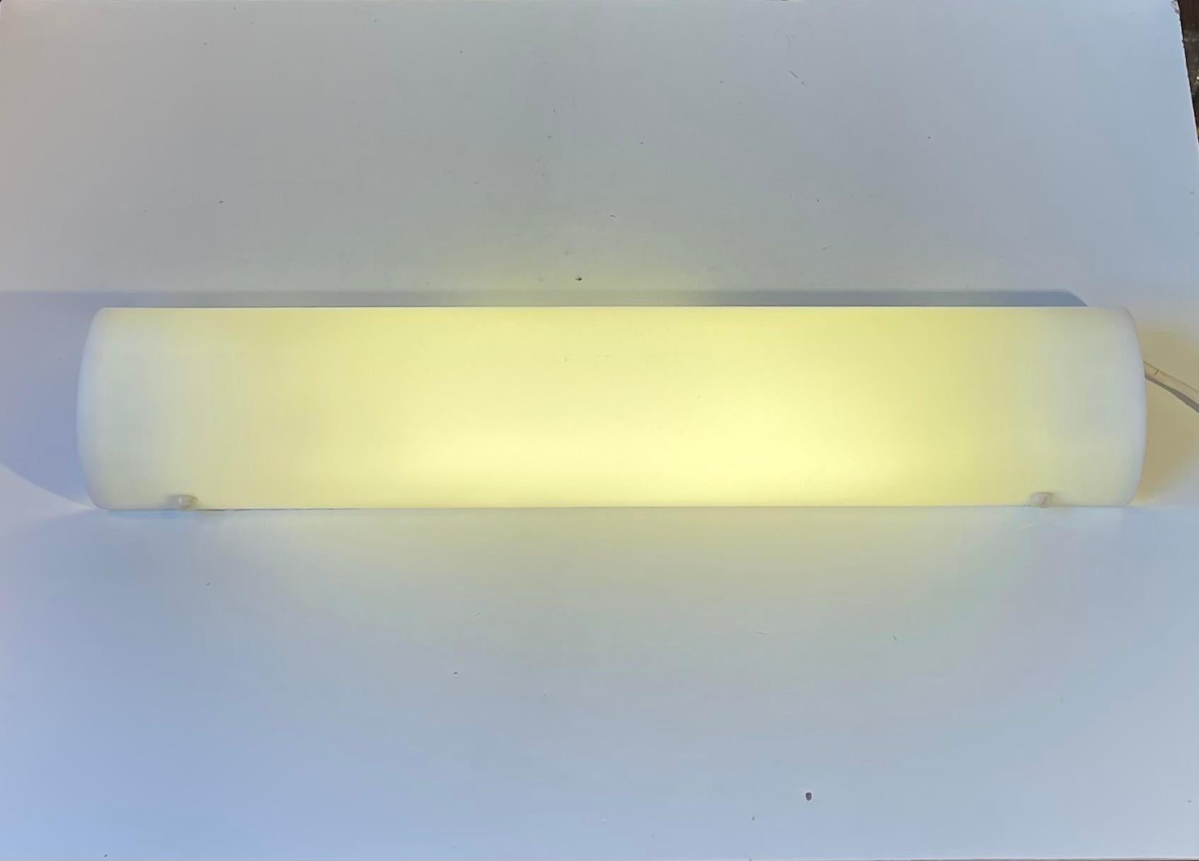 Weiße dänische minimalistische lange Wandleuchte für das Badezimmer von Friis & Moltke für Lampas (Ende des 20. Jahrhunderts) im Angebot