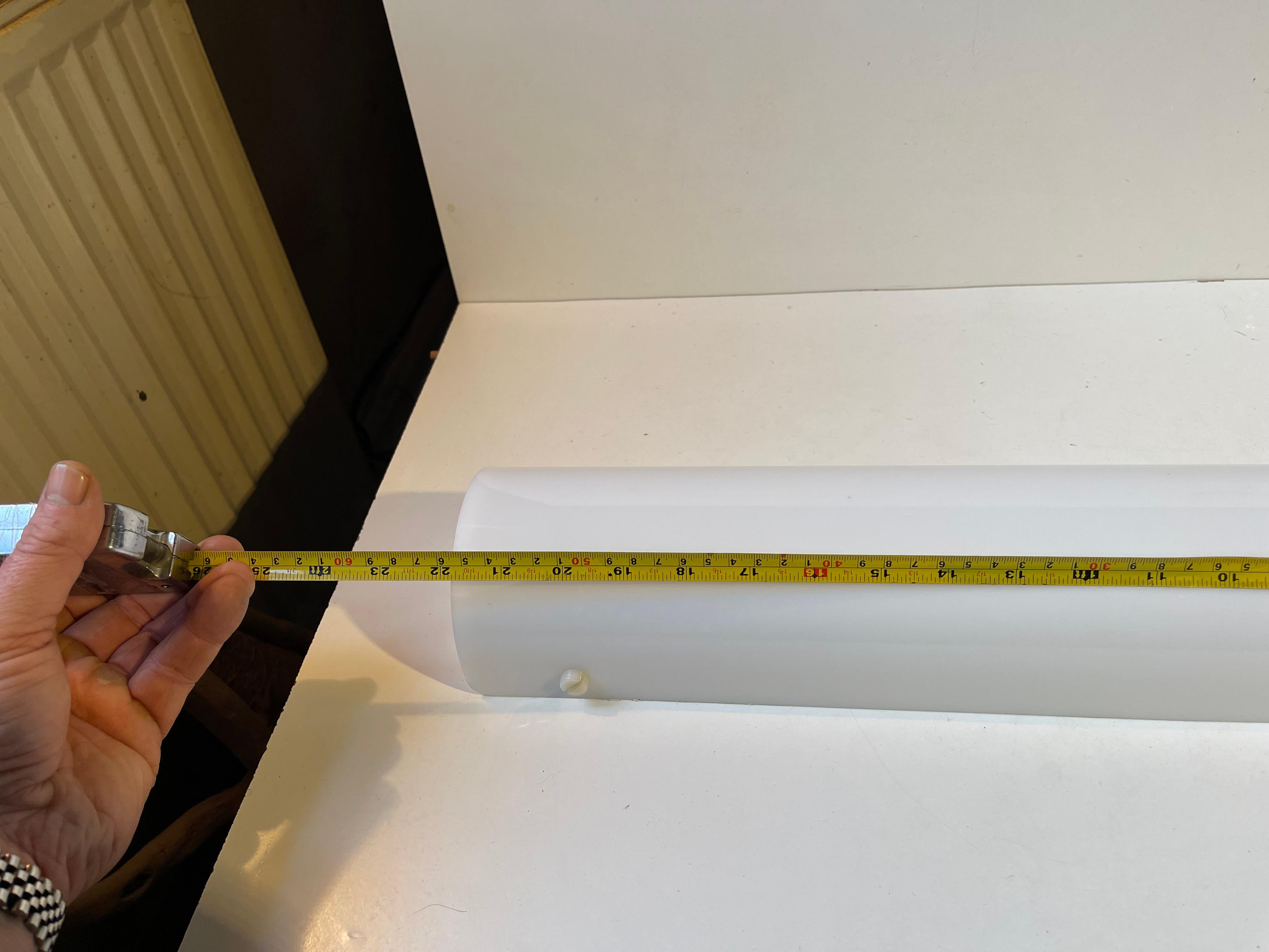 Weiße dänische minimalistische lange Wandleuchte für das Badezimmer von Friis & Moltke für Lampas (Lucite) im Angebot