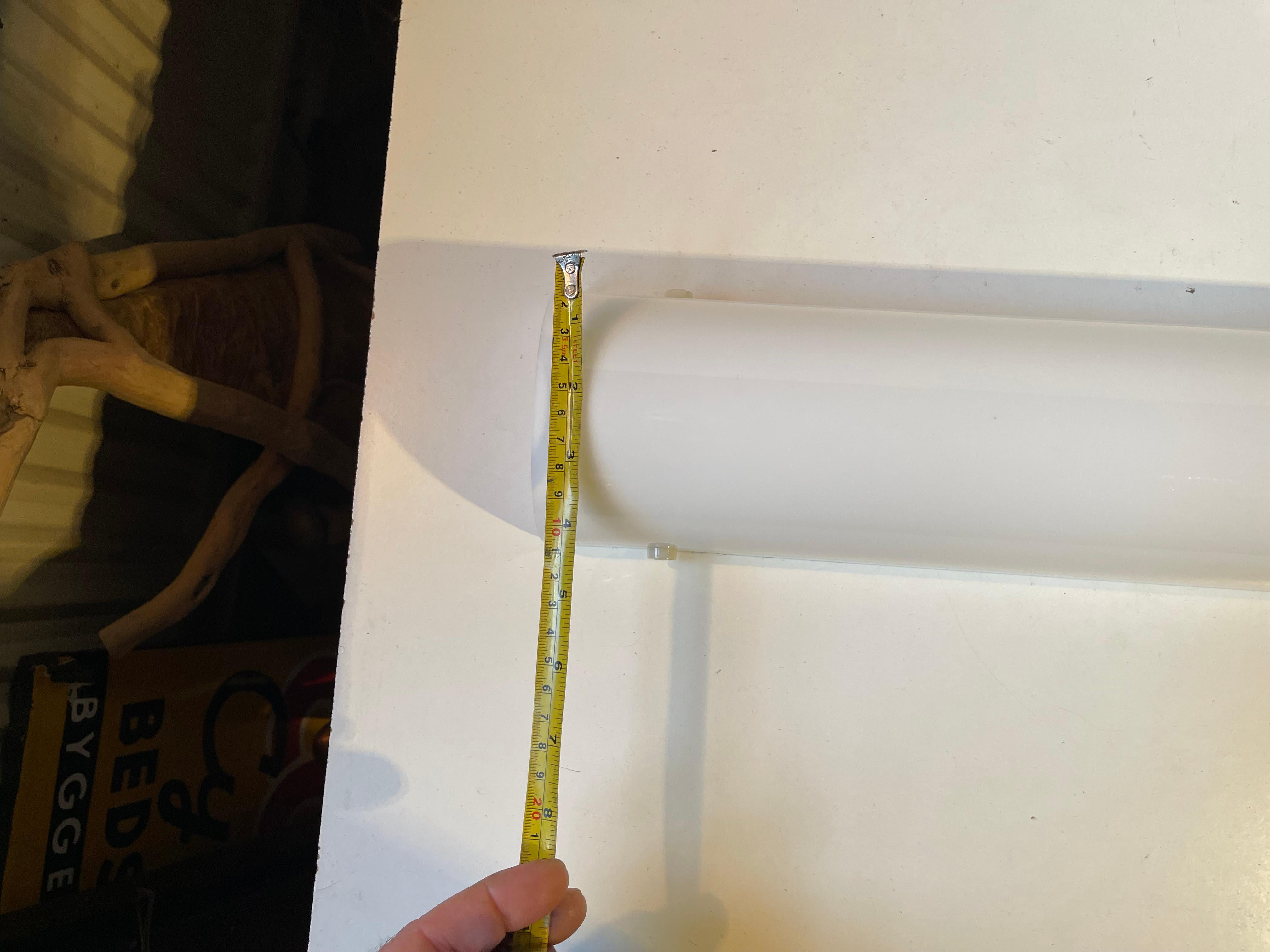 Weiße dänische minimalistische lange Wandleuchte für das Badezimmer von Friis & Moltke für Lampas im Angebot 1