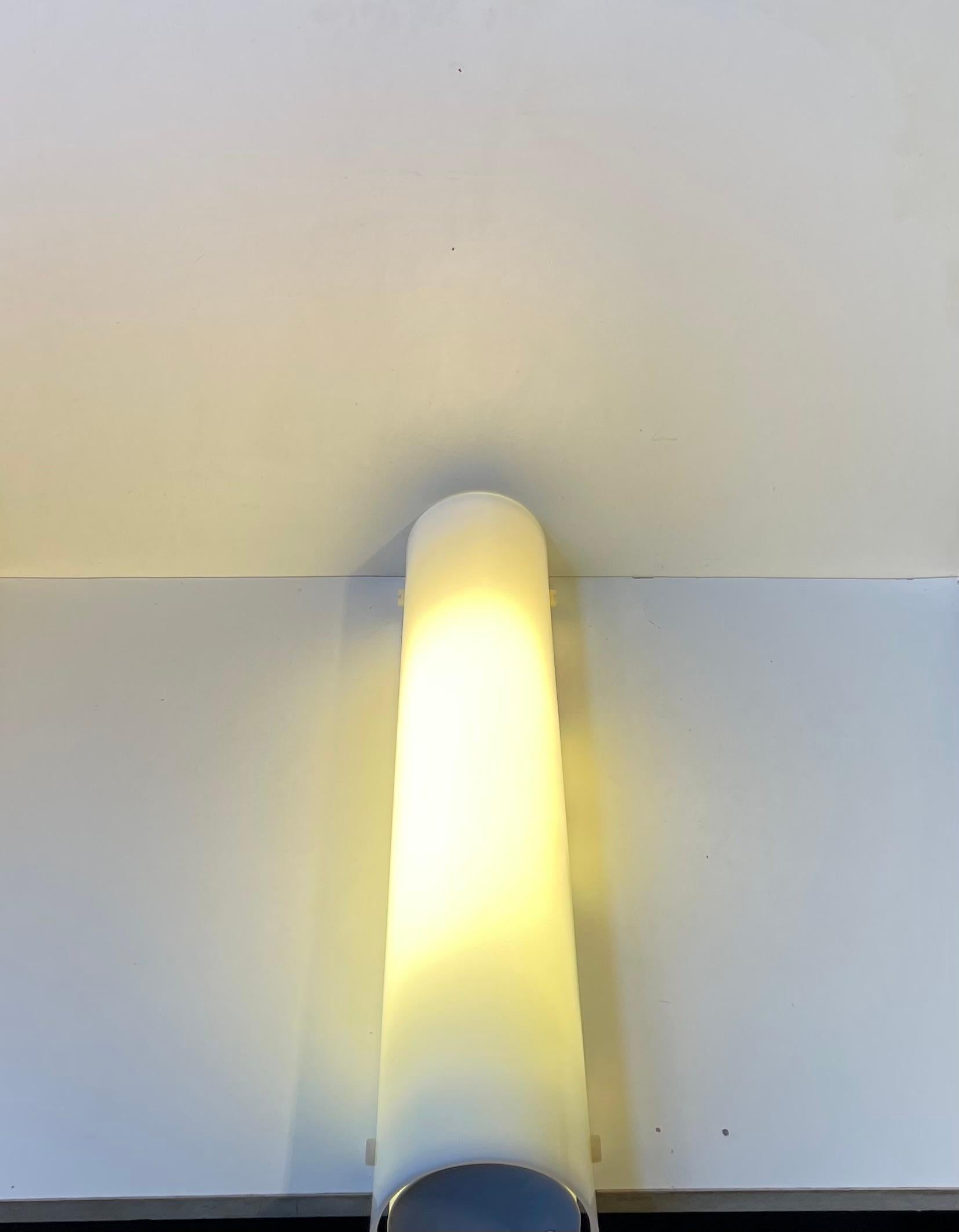 Weiße dänische minimalistische lange Wandleuchte für das Badezimmer von Friis & Moltke für Lampas im Angebot 2