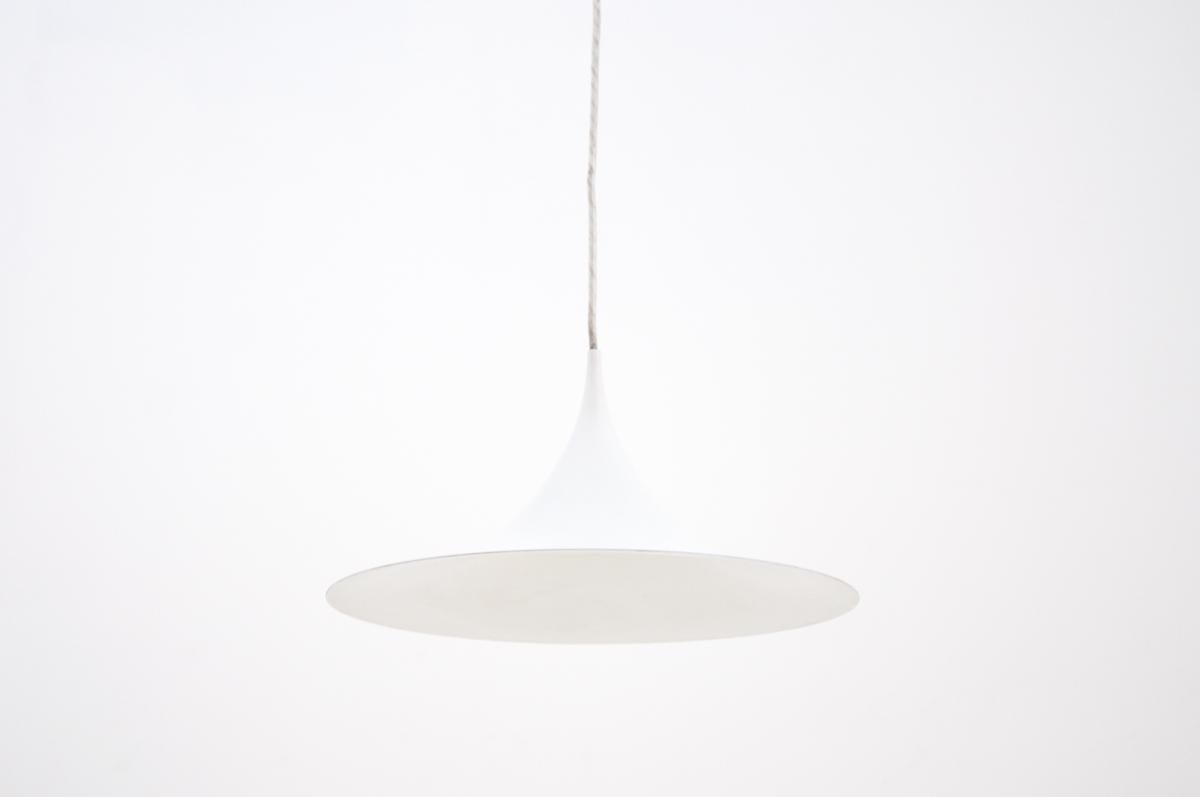 White pendant lamp made in Denmark in the 1960s / 1970s.

Due to its characteristic shape, it is commonly known as 