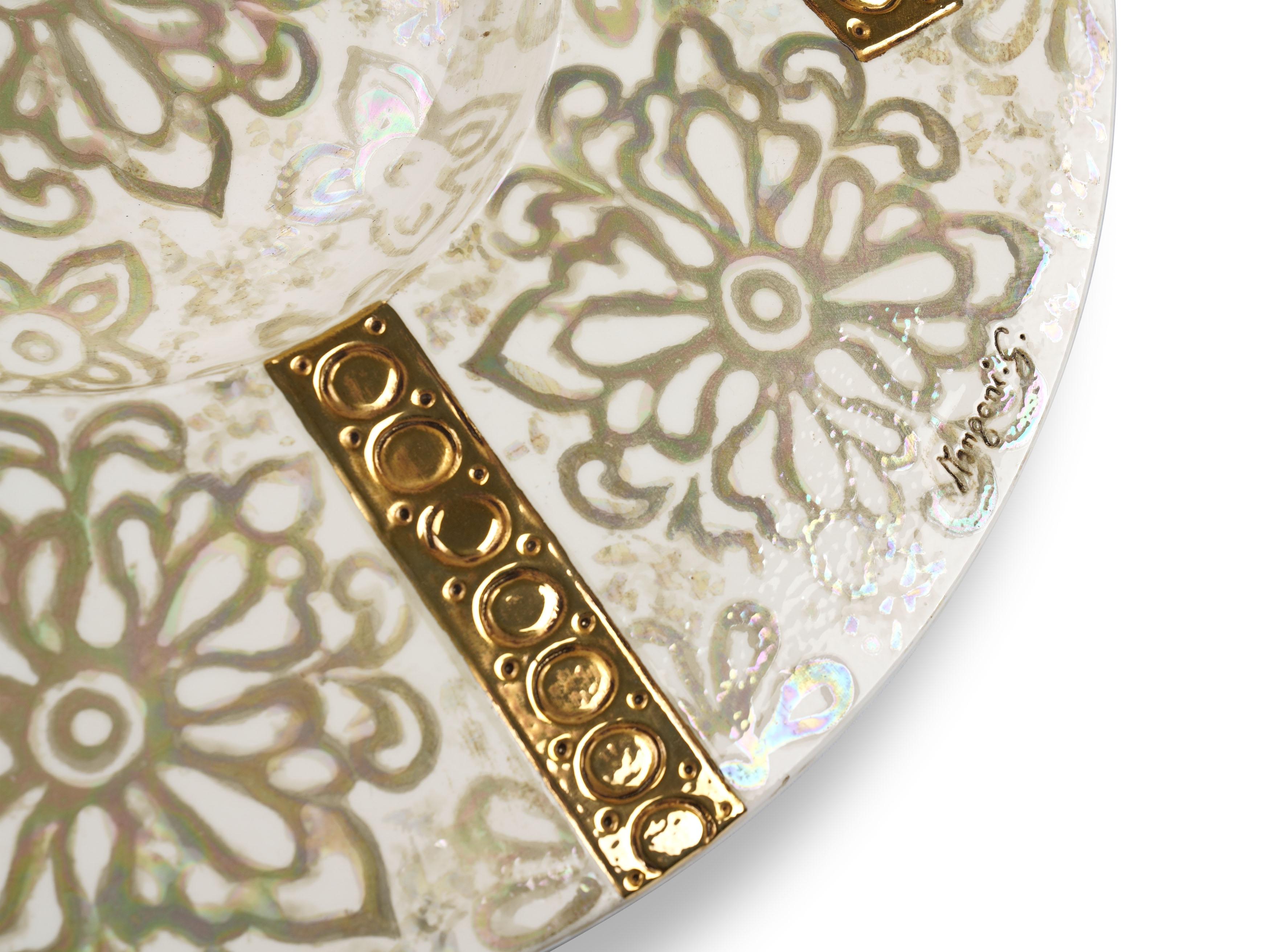 Weißer dekorativer Tafelaufsatz aus weißem Weiß mit Blumenmotiv, Perlmutt, Lüster aus Gold im Angebot 2