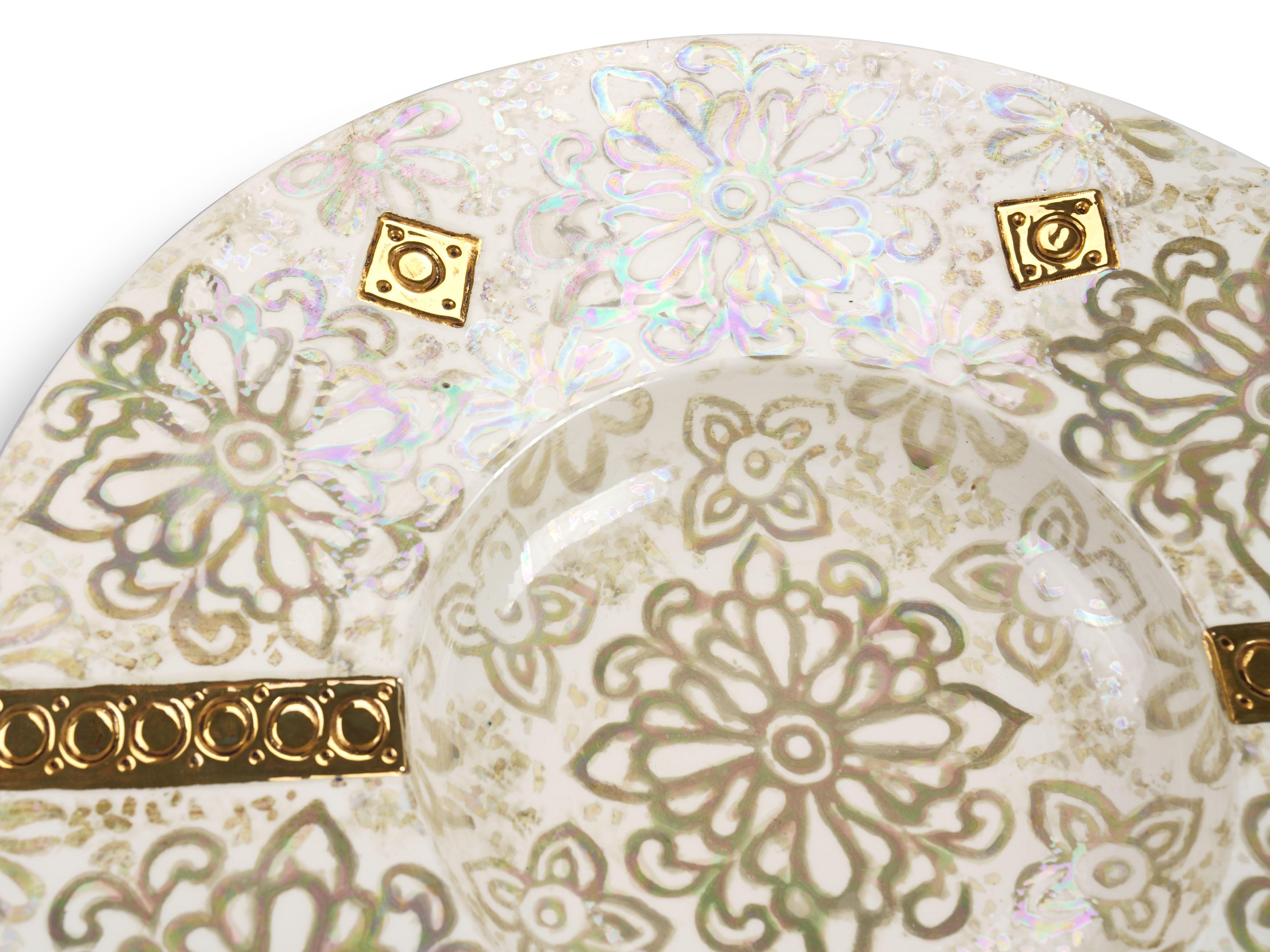 Weißer dekorativer Tafelaufsatz aus weißem Weiß mit Blumenmotiv, Perlmutt, Lüster aus Gold im Angebot 7