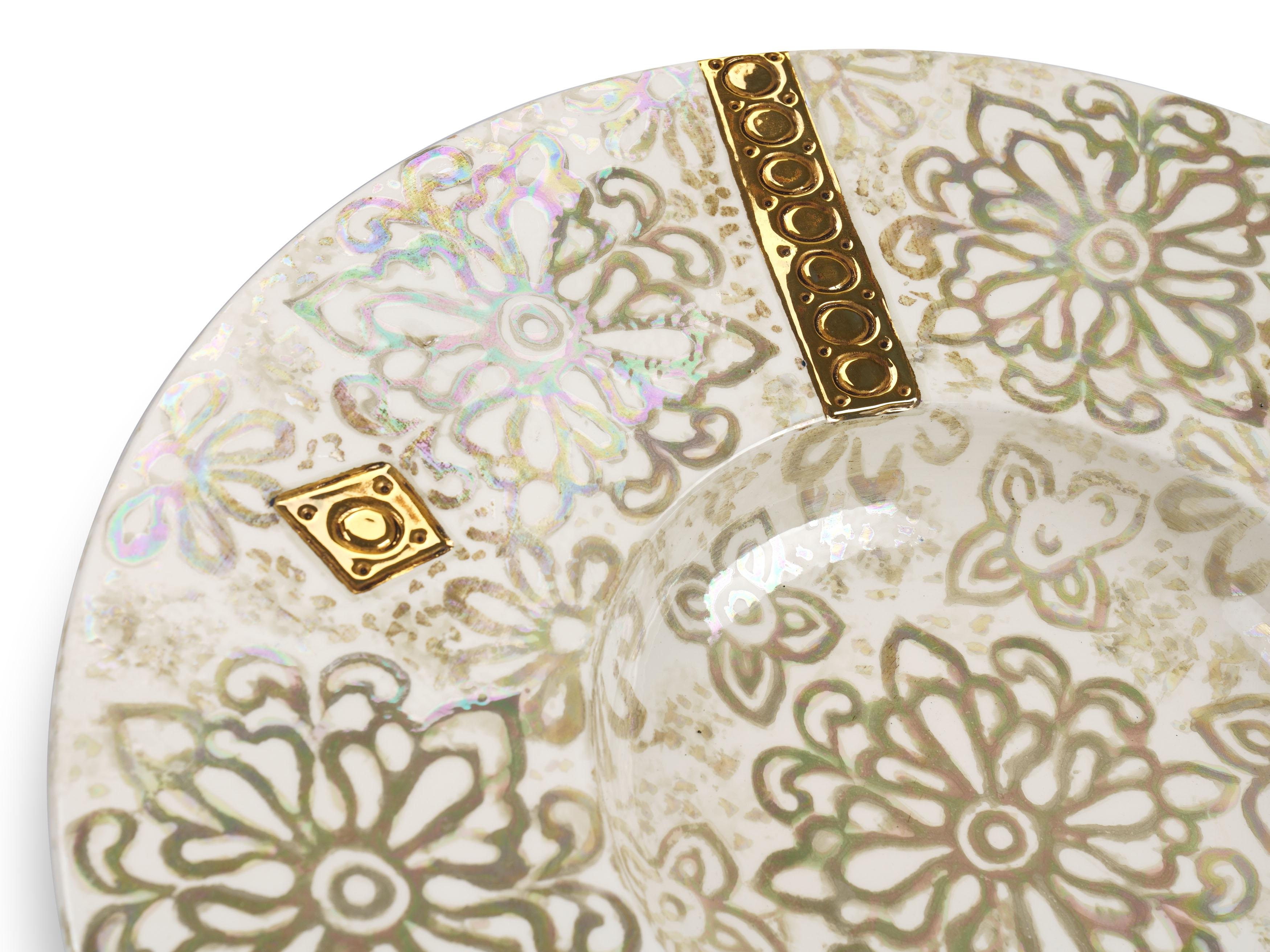 Weißer dekorativer Tafelaufsatz aus weißem Weiß mit Blumenmotiv, Perlmutt, Lüster aus Gold im Angebot 8