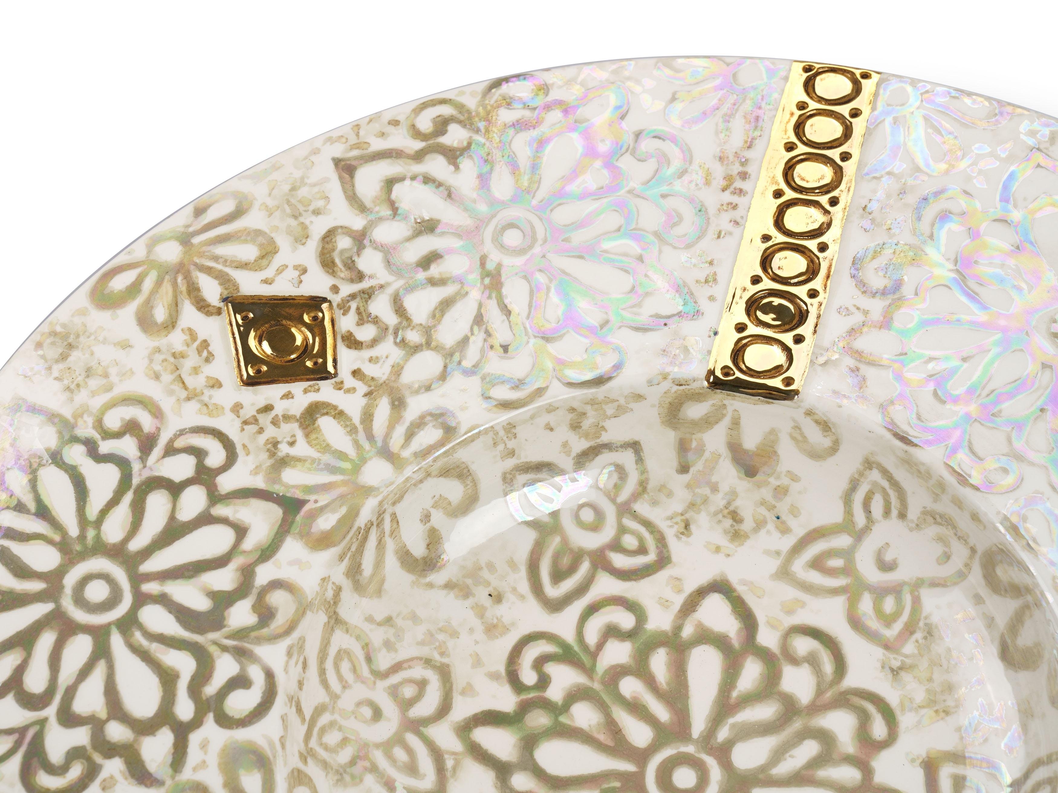 Weißer dekorativer Tafelaufsatz aus weißem Weiß mit Blumenmotiv, Perlmutt, Lüster aus Gold (Vergoldung) im Angebot