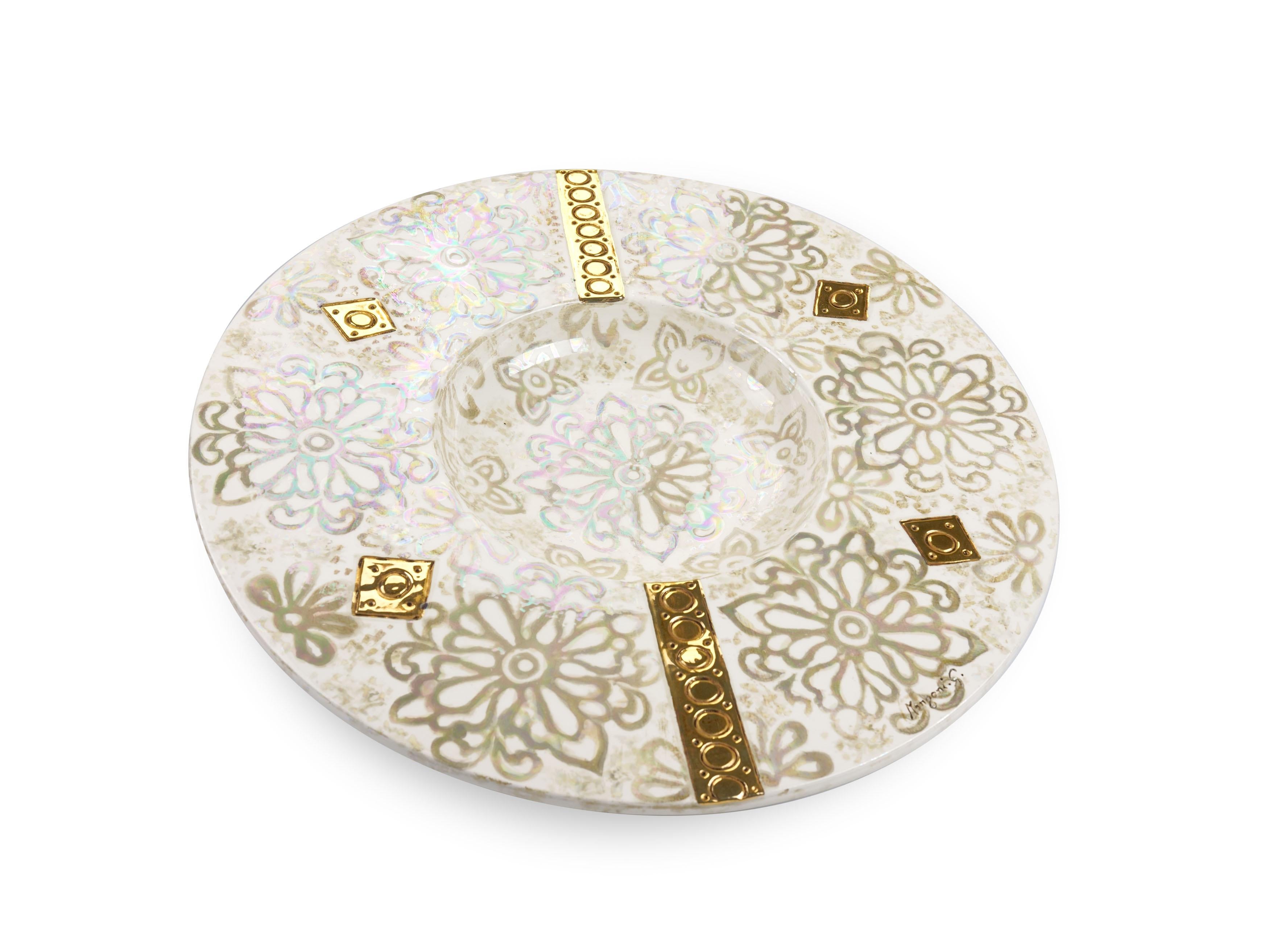 Weißer dekorativer Tafelaufsatz aus weißem Weiß mit Blumenmotiv, Perlmutt, Lüster aus Gold im Angebot 1