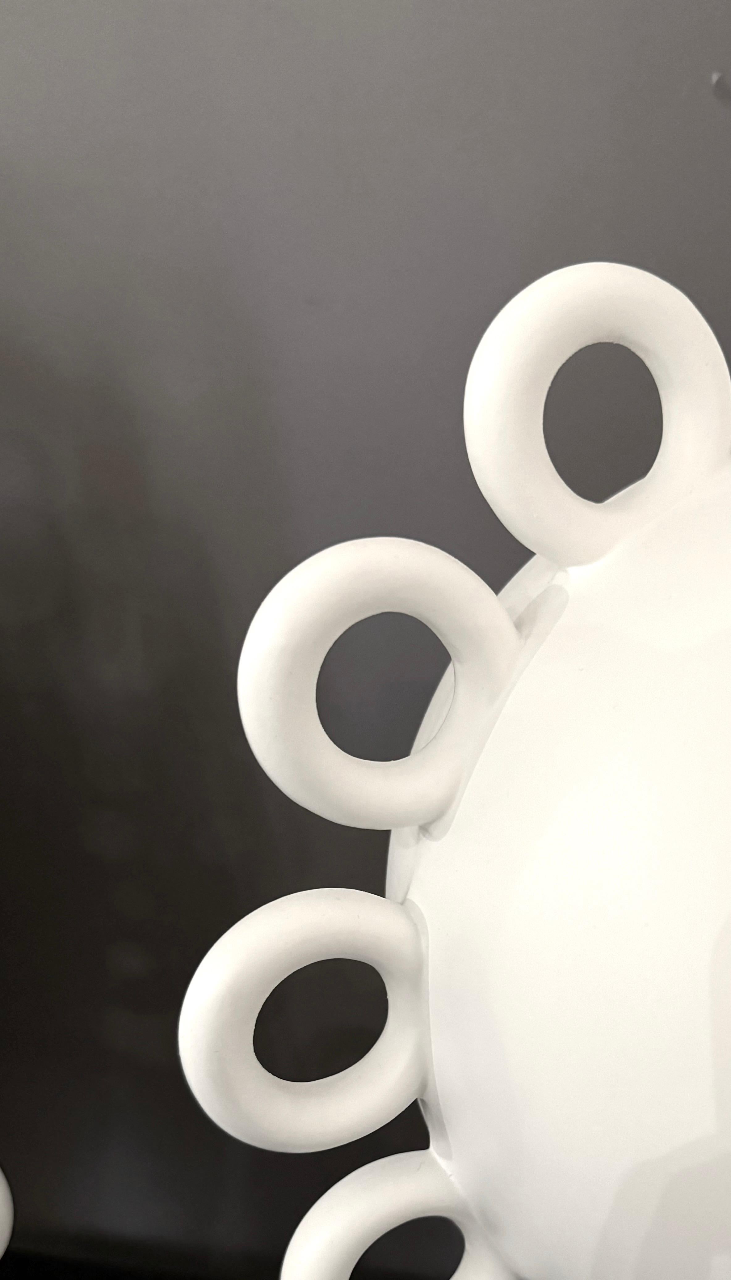 Francese Vaso decorativo in ceramica bianca con dieci cerchi, Francia, contemporaneo in vendita