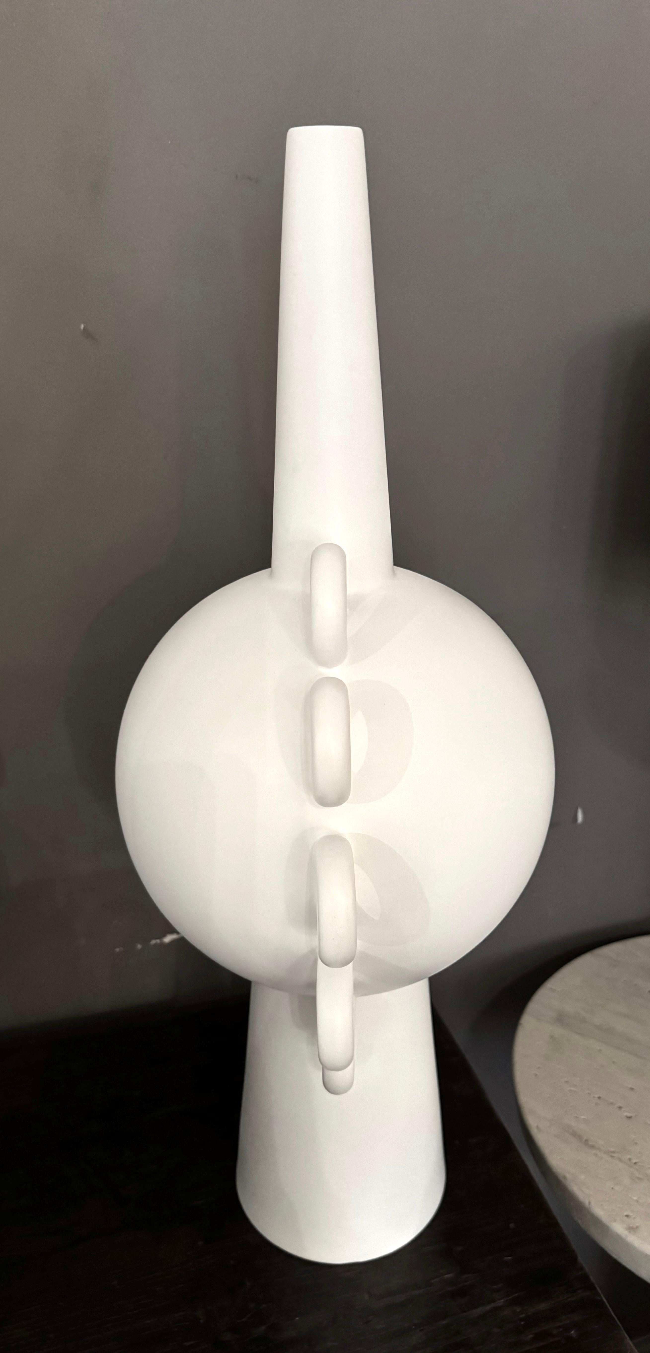Vaso decorativo in ceramica bianca con dieci cerchi, Francia, contemporaneo In condizioni Nuovo in vendita a New York, NY