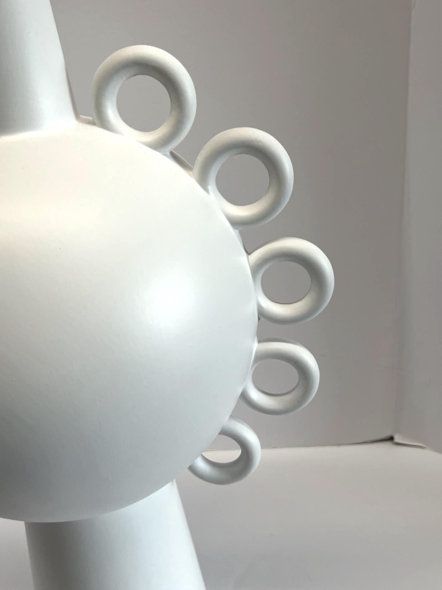Vaso francese contemporaneo di grandi dimensioni, bianco opaco, con dieci anelli e apertura a becco piccolo.
Sono disponibili anche dimensioni più piccole  S6722
Da una collezione di altri vasi bianchi opachi di varie dimensioni e forme.