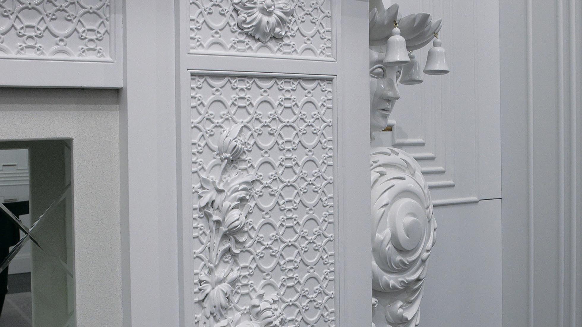 Chinoiserie White Decorative Fireplace Сhinoiserie style in Solid Wood and Marble For Sale