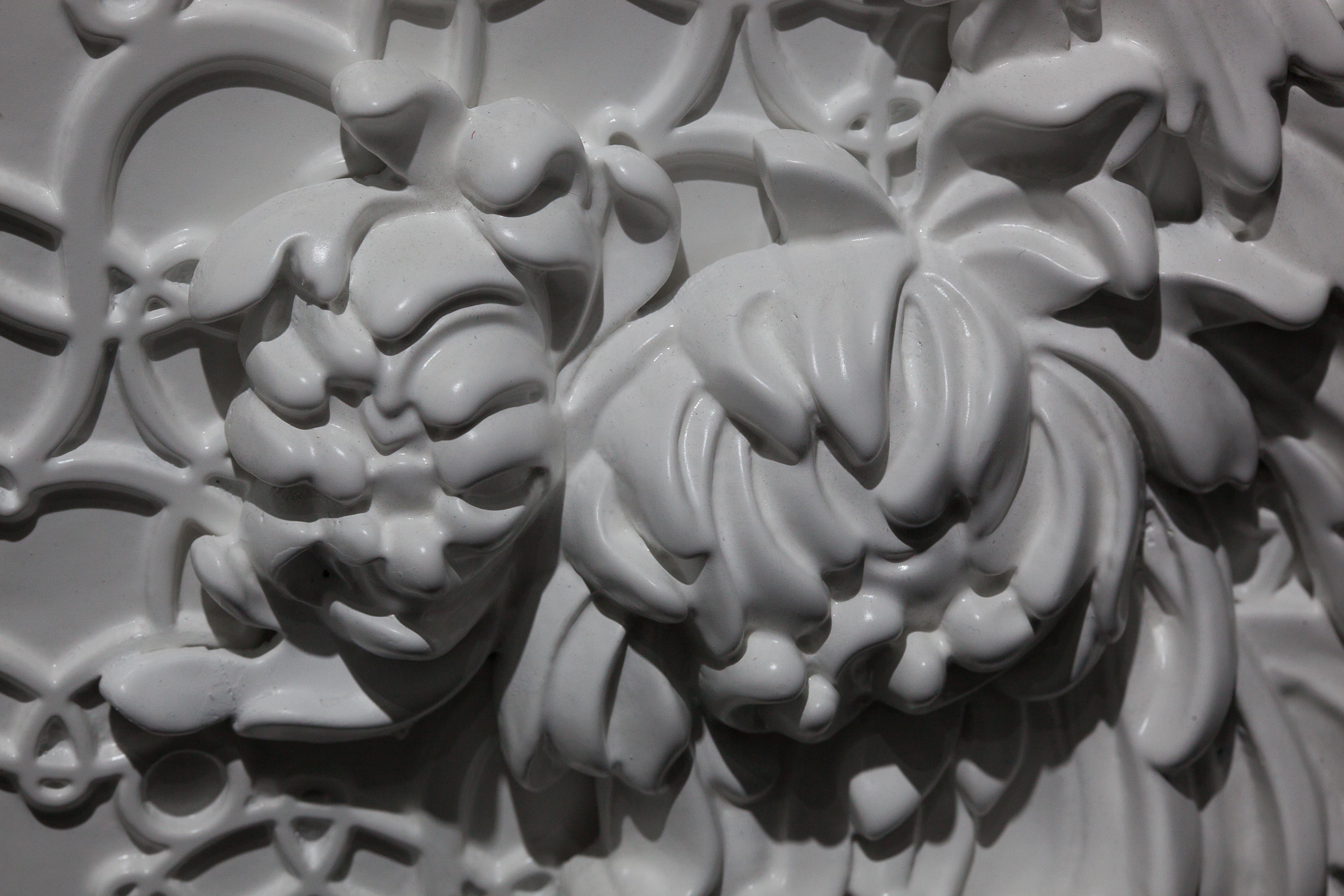White Decorative Fireplace Сhinoiserie style in Solid Wood and Marble In New Condition For Sale In Hong Kong, HK