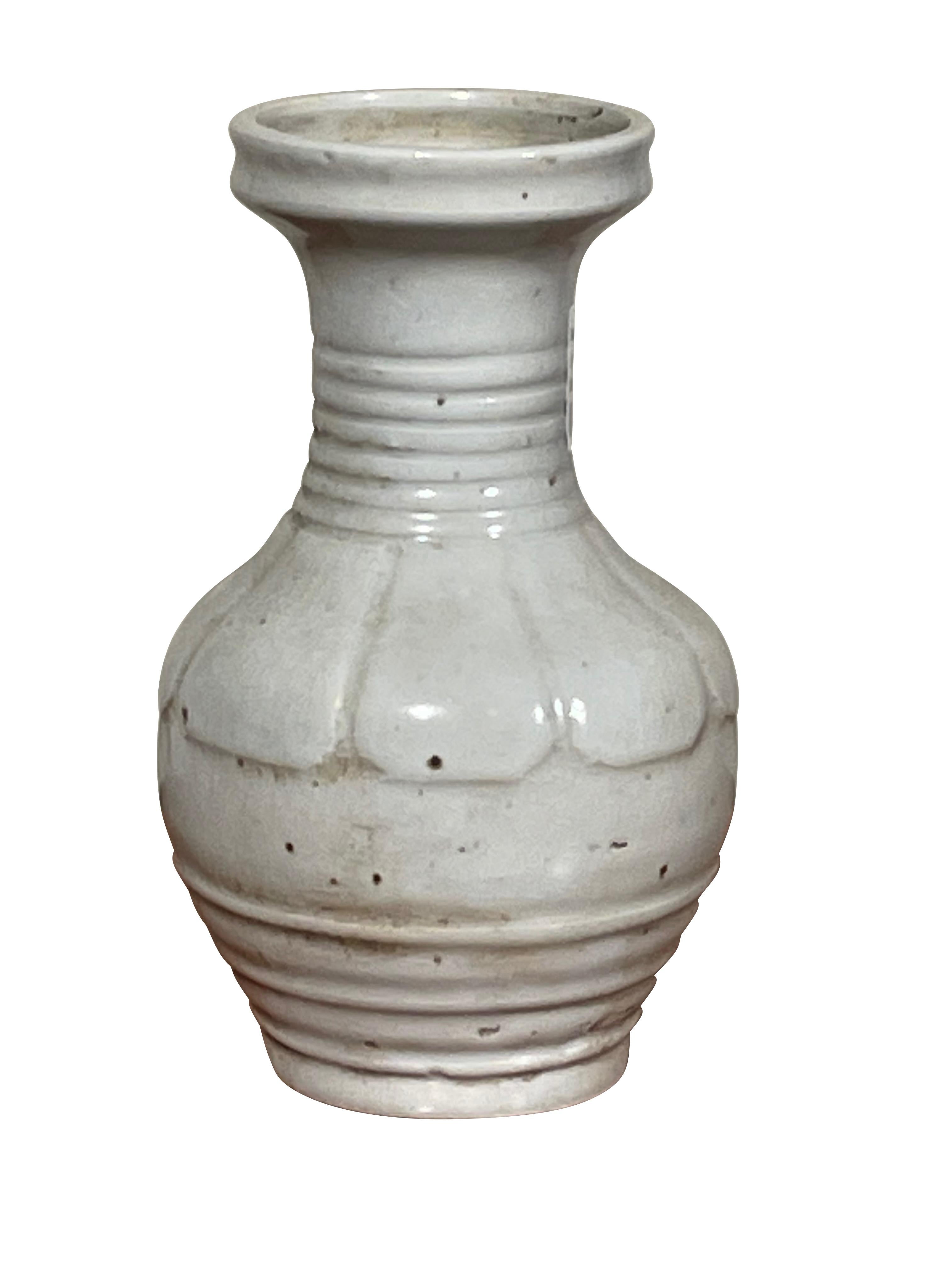 Zeitgenössische chinesische dekorative gemusterte weiße Vase.
Horizontale Bänder als Dekoration.
Aus einer Sammlung von drei einzeln verkauften Exemplaren.
ANKOMMENDER MÄRZ
