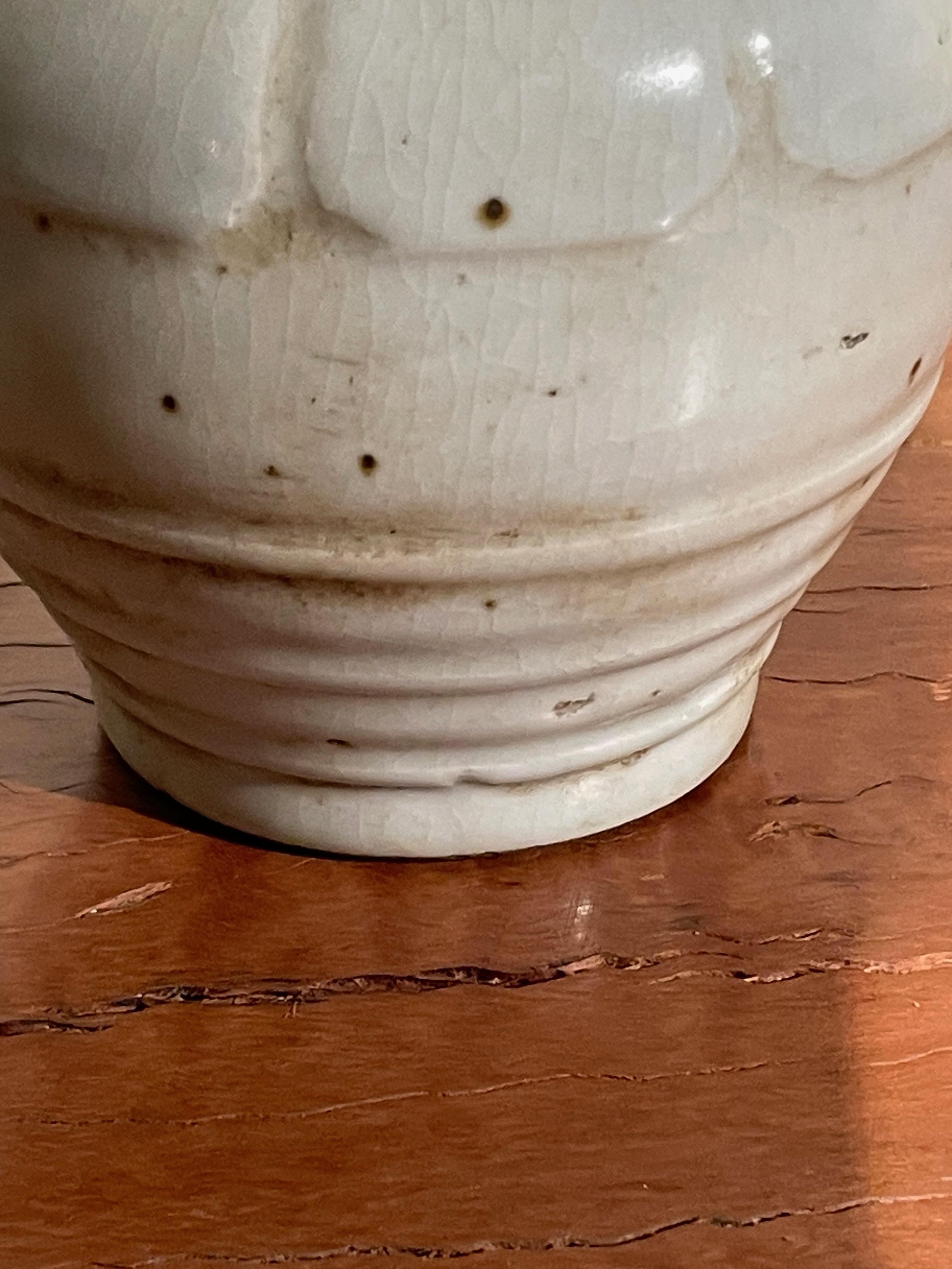 Weiße dekorative Vase mit horizontalem Bandmuster, China, Contemporary im Zustand „Neu“ in New York, NY