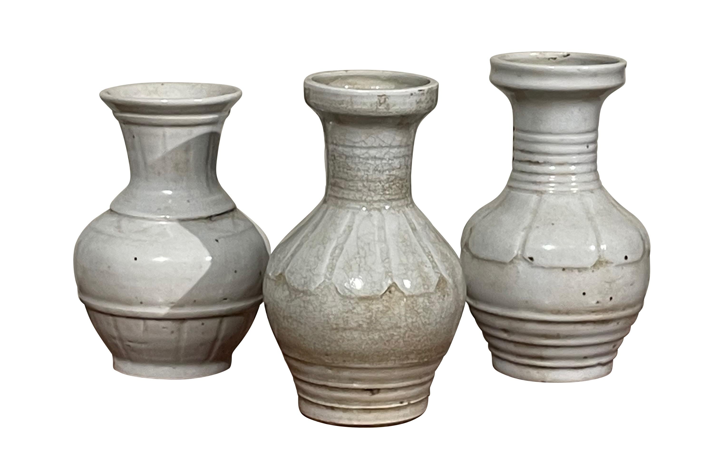 Weiße dekorative Vase mit horizontalem Bandmuster, China, Contemporary (Keramik)