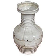 Weiße dekorative Vase mit horizontalem Bandmuster, China, Contemporary