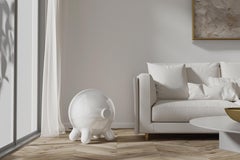 Taburete decorativo blanco y escultura juguetona, Pogo de Joel Escalona