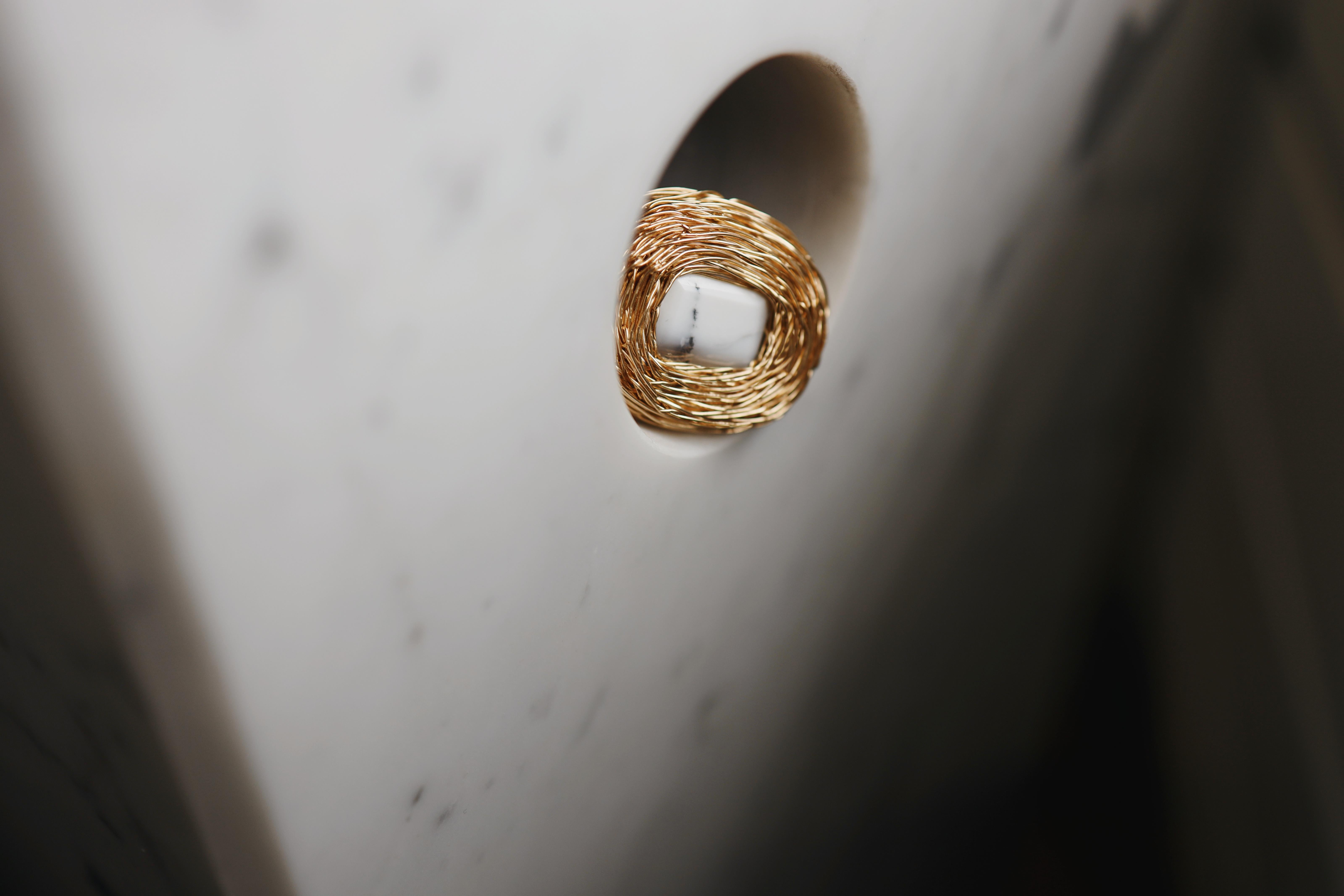 Anello con dendrite bianca in oro 14 Kt F Cocktail & Statement Ring dell'artista in vendita 1
